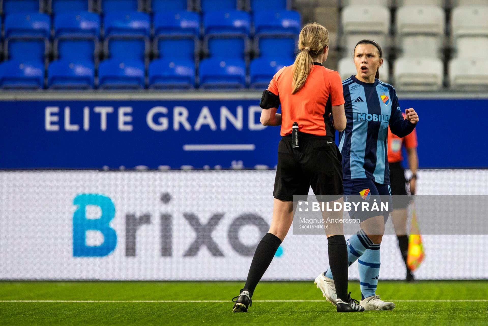 Djurgårdens Alexsandra Lobanova reagerar på ett domslut
