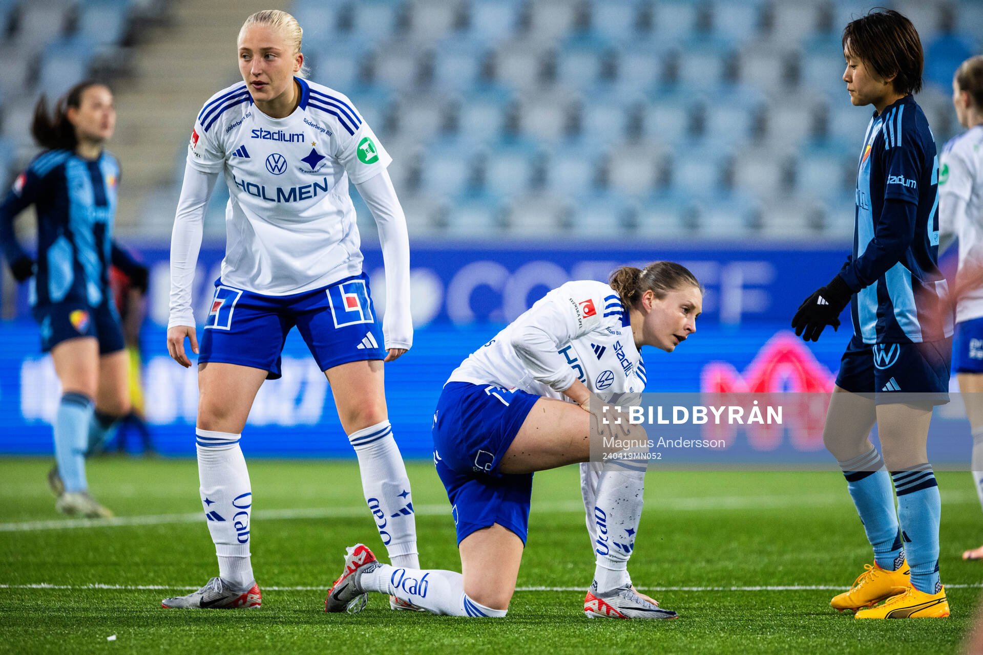 IFK Norrköpings Wilma Leidhammar och Fanny Andersson under fotbollsmatchen i Damallsvenskan mellan IFK Norrköping och Djurgården den 19 april 2024 i Norrköping.