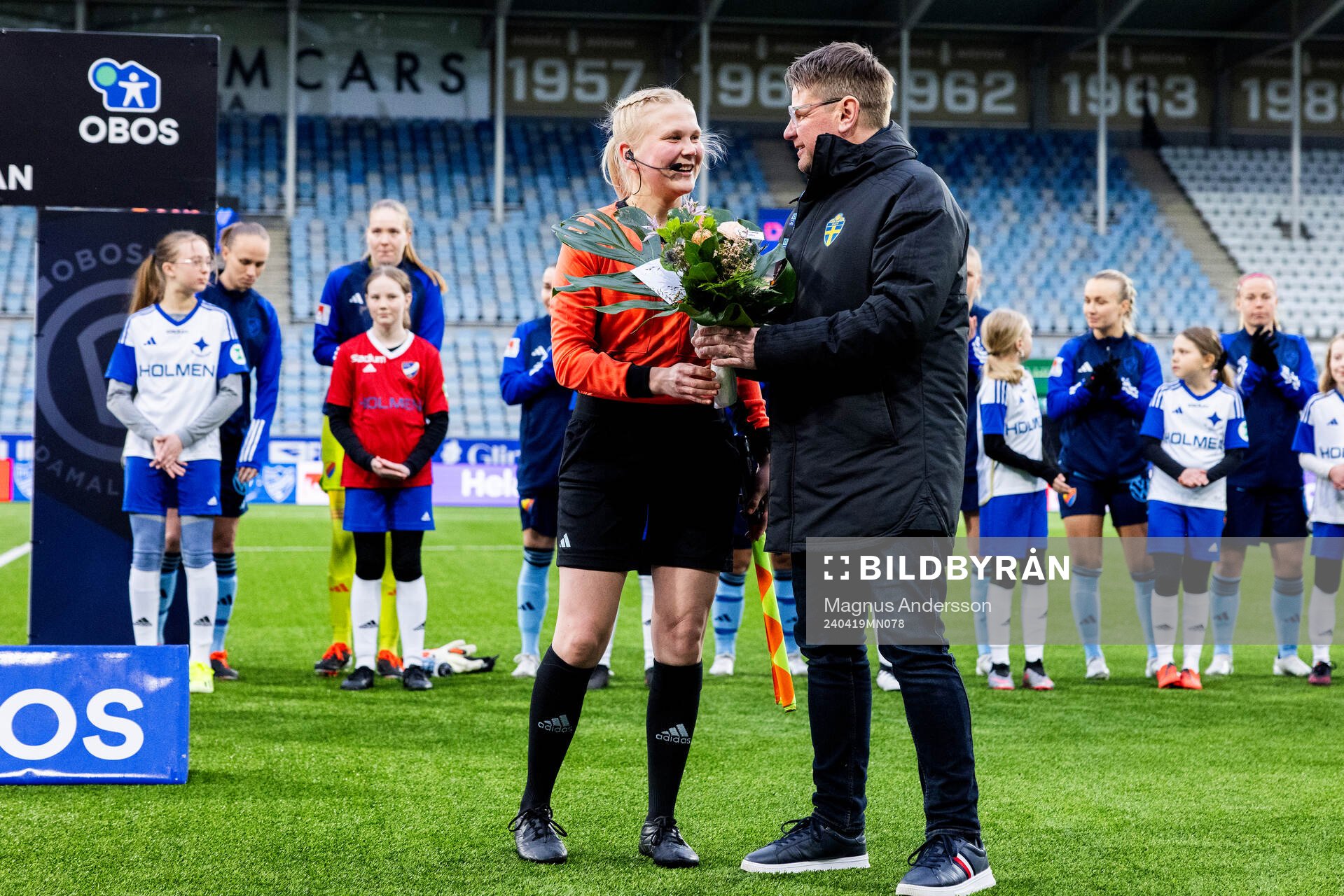 Assisterande domare Alisa Levälampi får pris för hundra matcher inför fotbollsmatchen i Damallsvenskan mellan IFK Norrköping och Djurgården den 19 april 2024 i Norrköping.