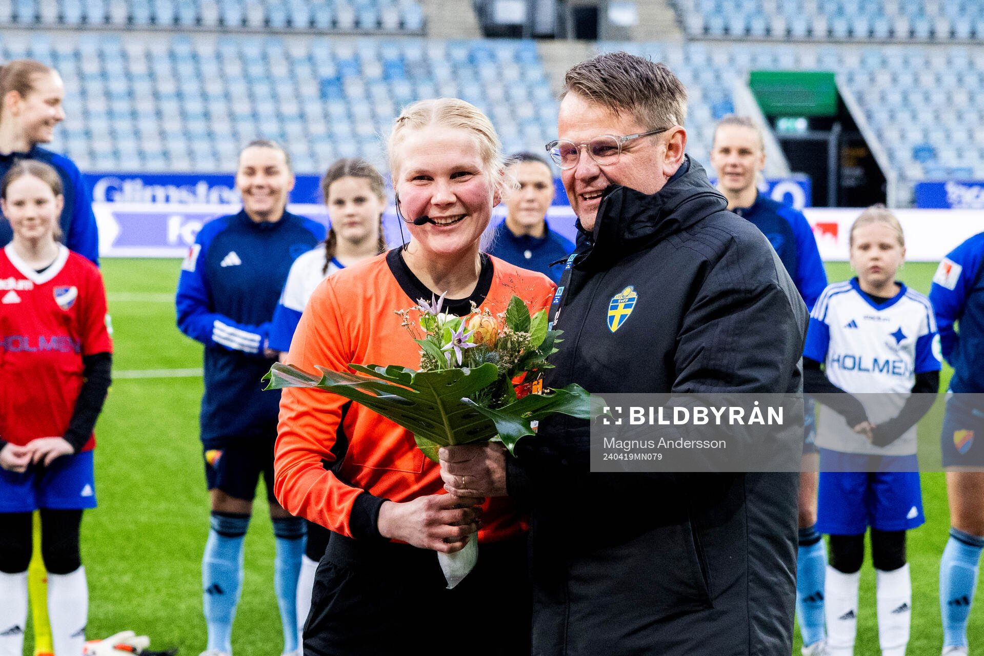Assisterande domare Alisa Levälampi får pris för hundra matcher inför fotbollsmatchen i Damallsvenskan mellan IFK Norrköping och Djurgården den 19 april 2024 i Norrköping.