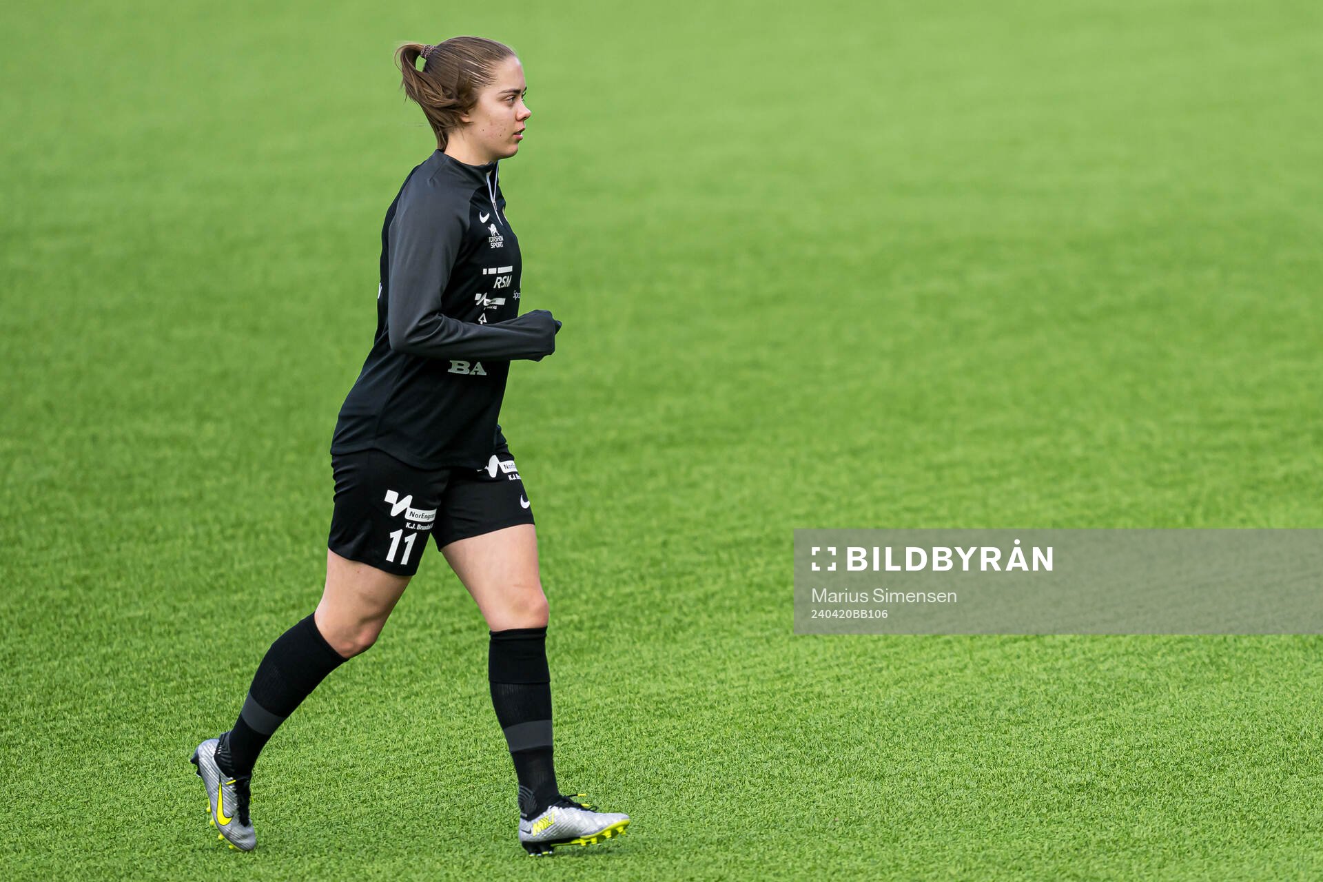 Sofie Bjørnsen of Arna-Bjørnar warms up