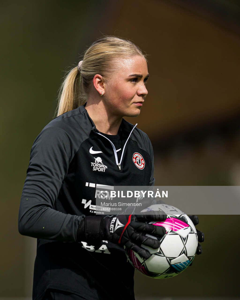 Hanne Larsen of Arna-Bjørnar warms up