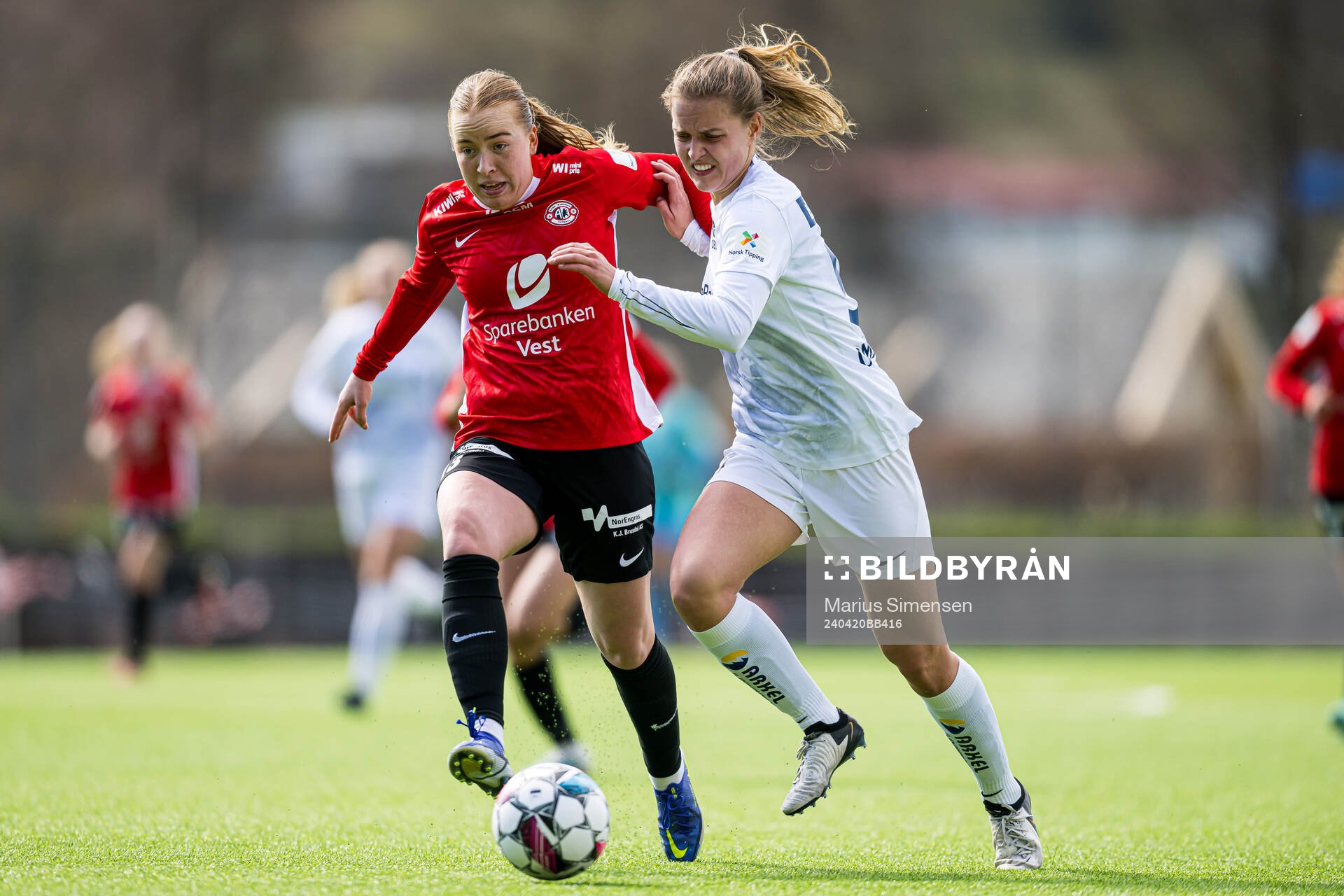 Marie Hella Andresen of Arna-Bjørnar and Iris Omarsdottir