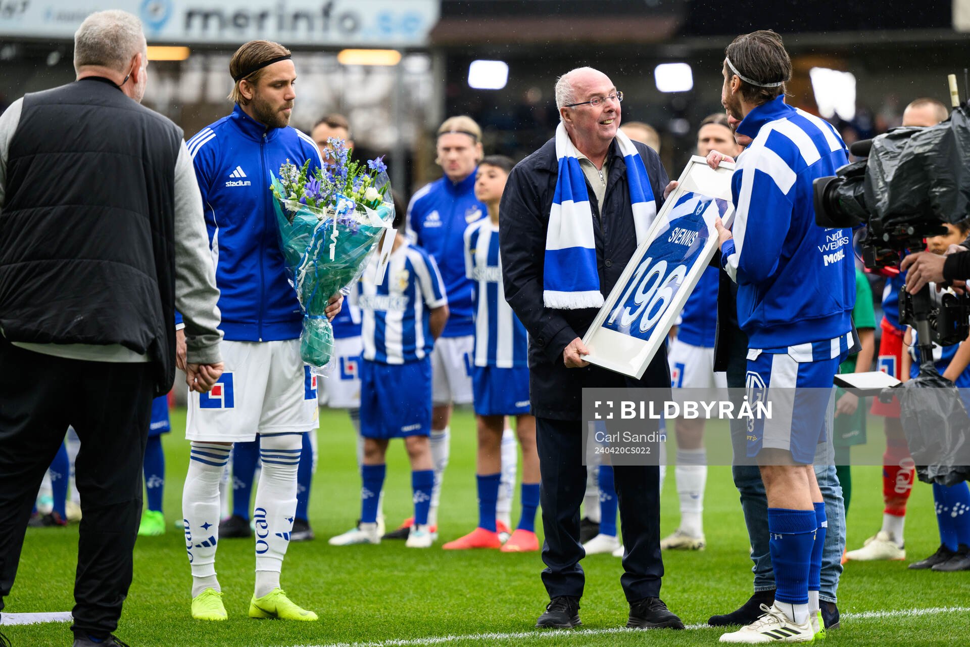 Sven-Göran Eriksson och IFK Göteborgs Gustav Svensson inför fotbollsmatchen i Allsvenskan mellan IFK Göteborg och IFK Norrköping den 20 april 2024 i Göteborg.
