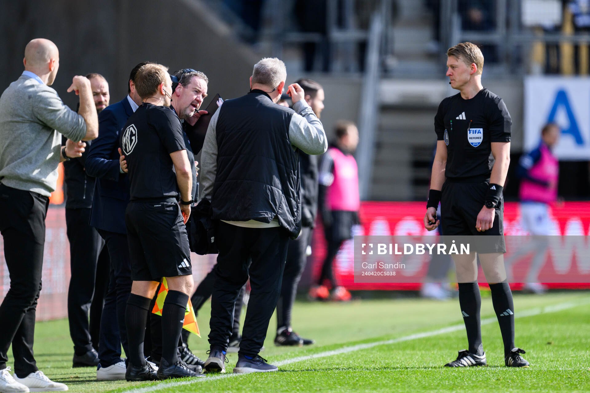 Domare Adam Ladebäck under fotbollsmatchen i Allsvenskan mellan IFK Göteborg och IFK Norrköping den 20 april 2024 i Göteborg. 