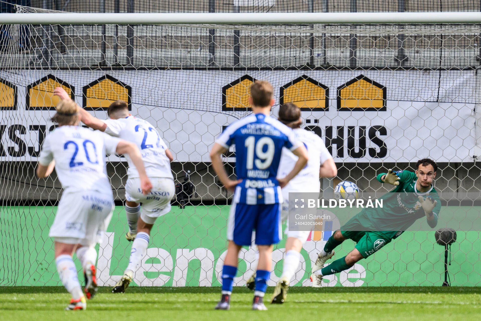 IFK Göteborgs målvakt Elis Bishesari räddar en