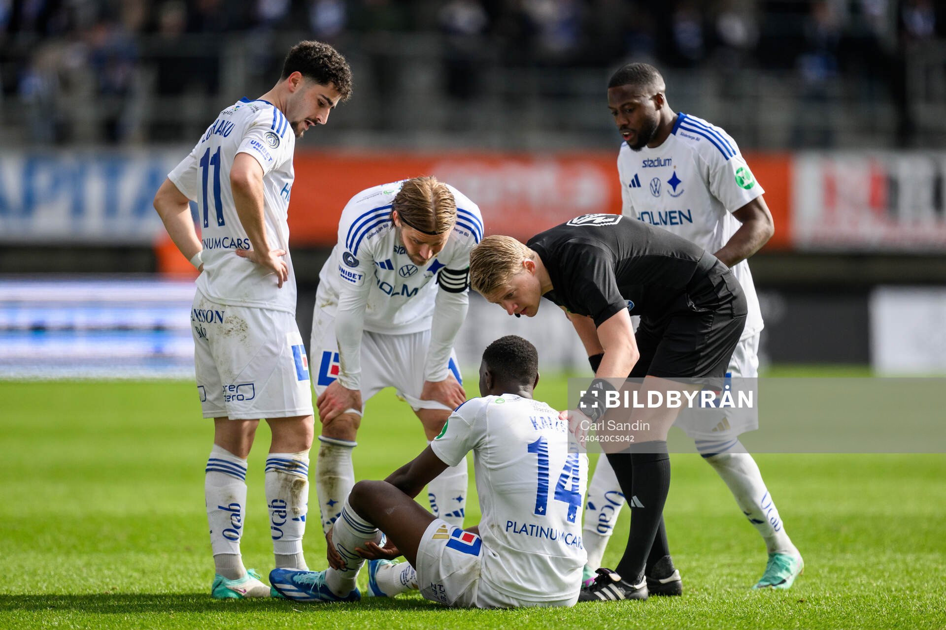 Domare Adam Ladebäck och IFK Norrköpings Yahya Kalley under fotbollsmatchen i Allsvenskan mellan IFK Göteborg och IFK Norrköping den 20 april 2024 i Göteborg.