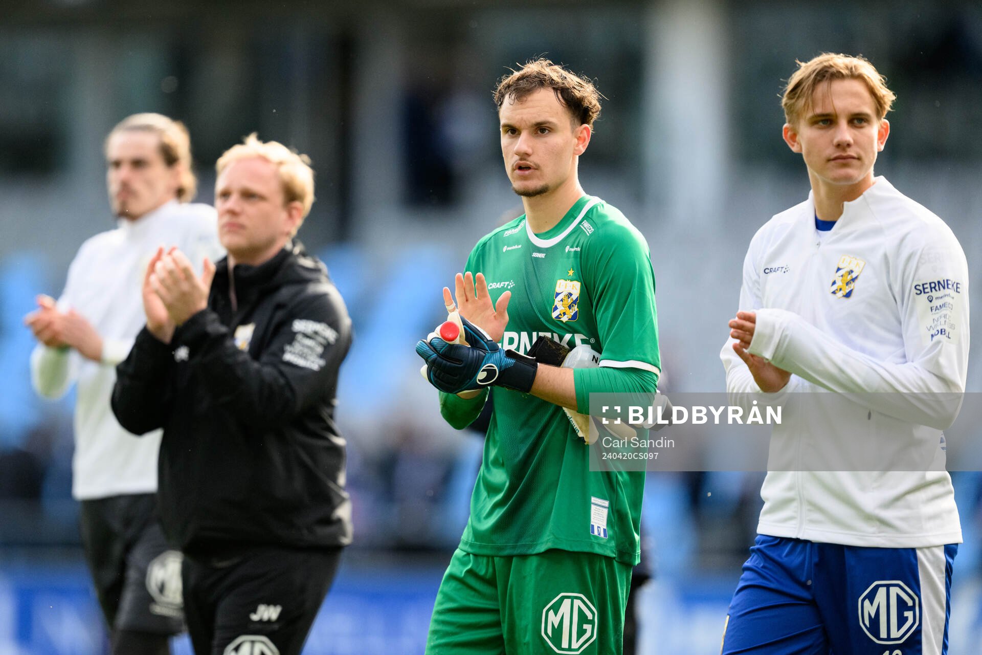 IFK Göteborgs målvakt Elis Bishesari tackar publiken