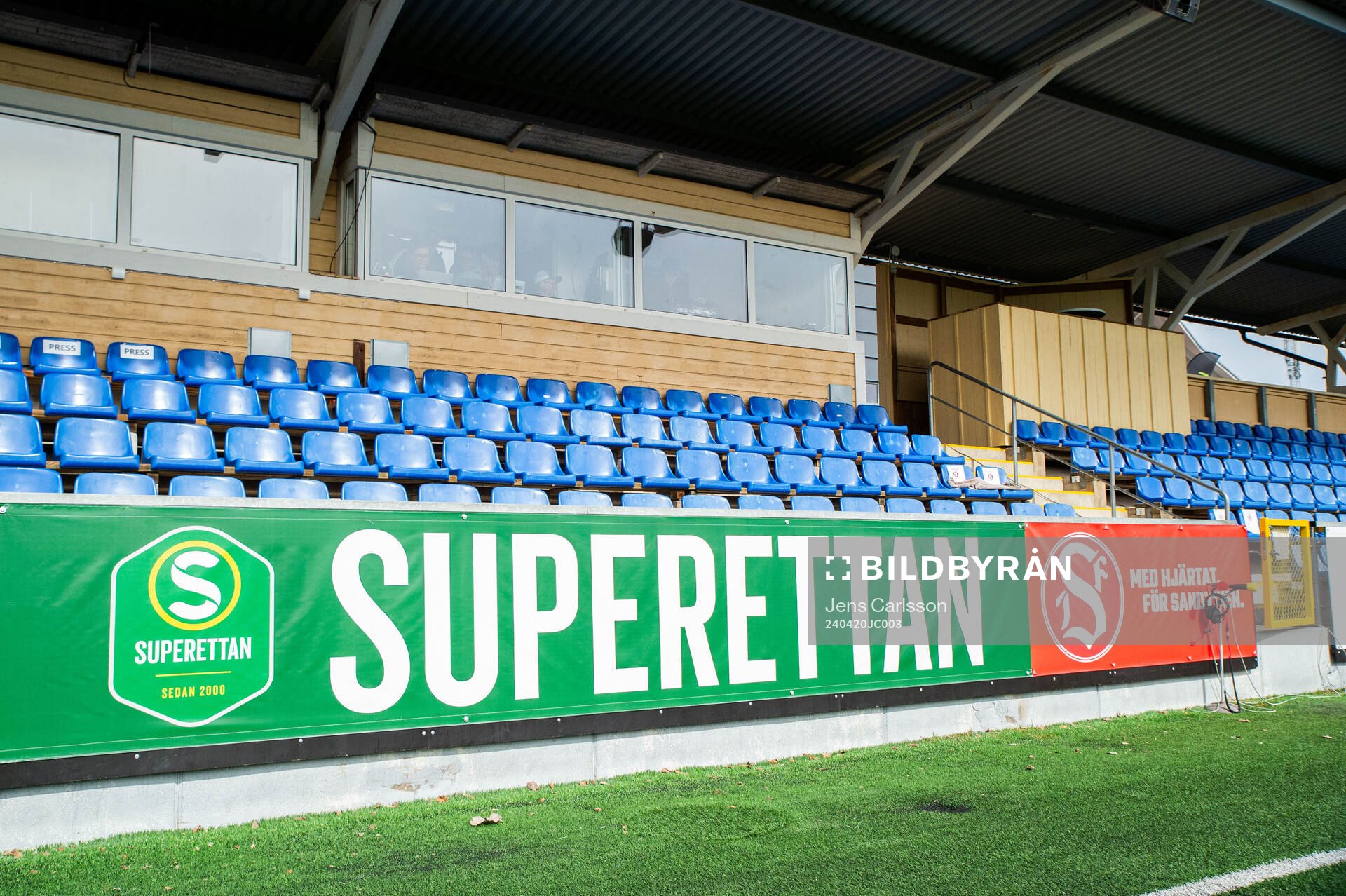 En banderoll med superettan logotyp och Sandviken logotyp