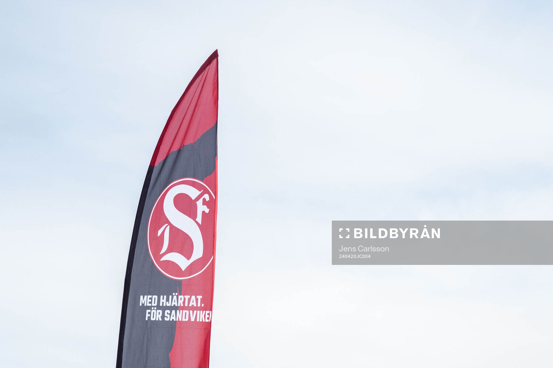 En flagga med Sandvikens logotyp