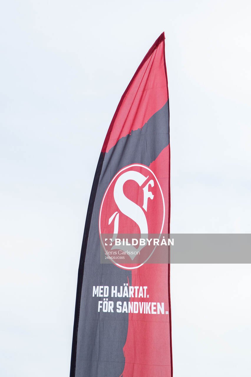 En flagga med Sandvikens logotyp