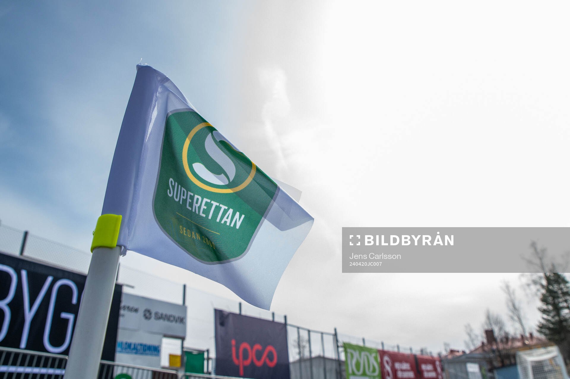 En hörnflagga med Superettans logotyp inför fotbollsmatchen i Superettan mellan Sandviken och Öster den 20 april 2024 i Sandviken. 