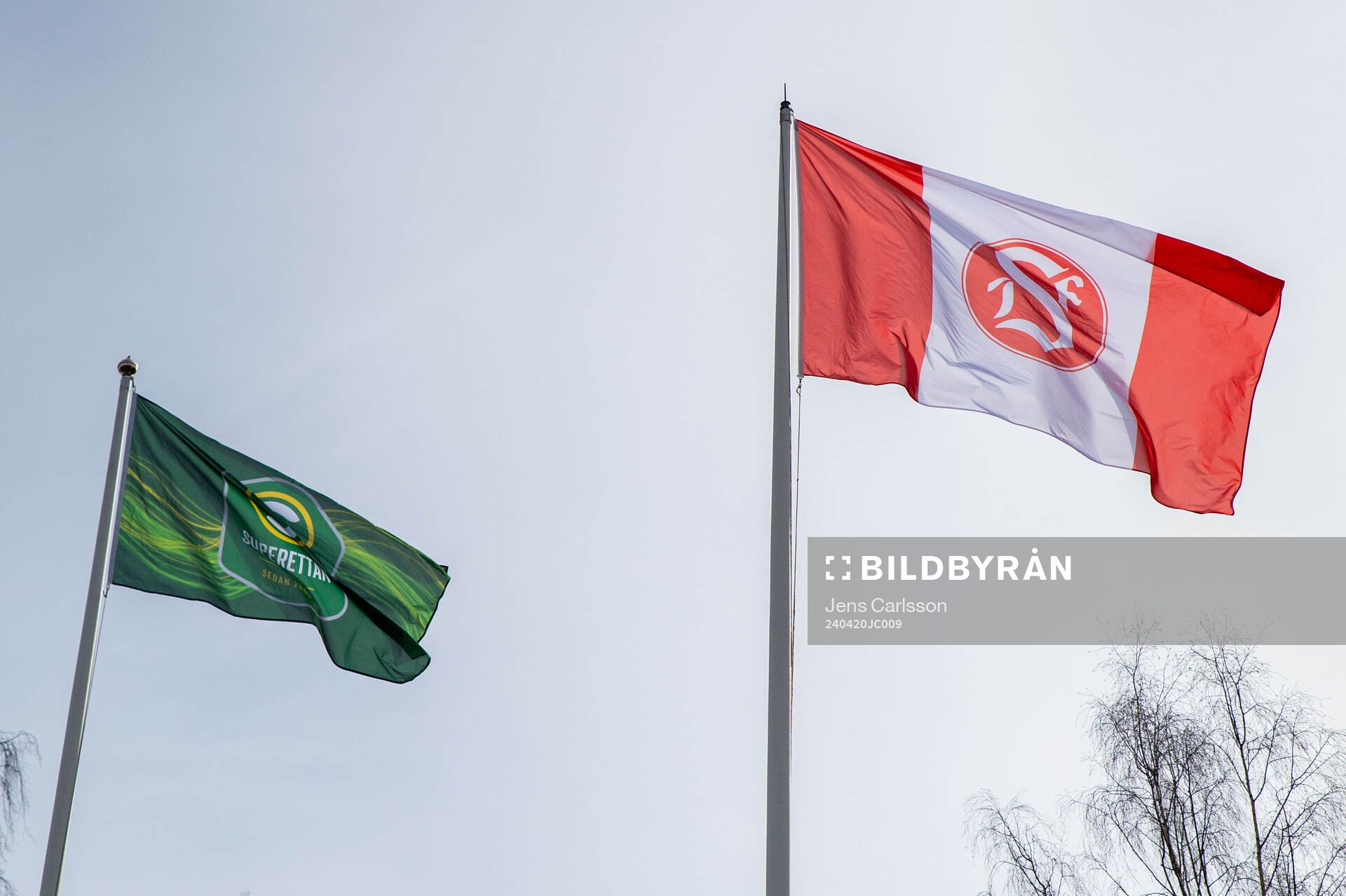 Flaggor med Superettans och Sandvikens logotyp