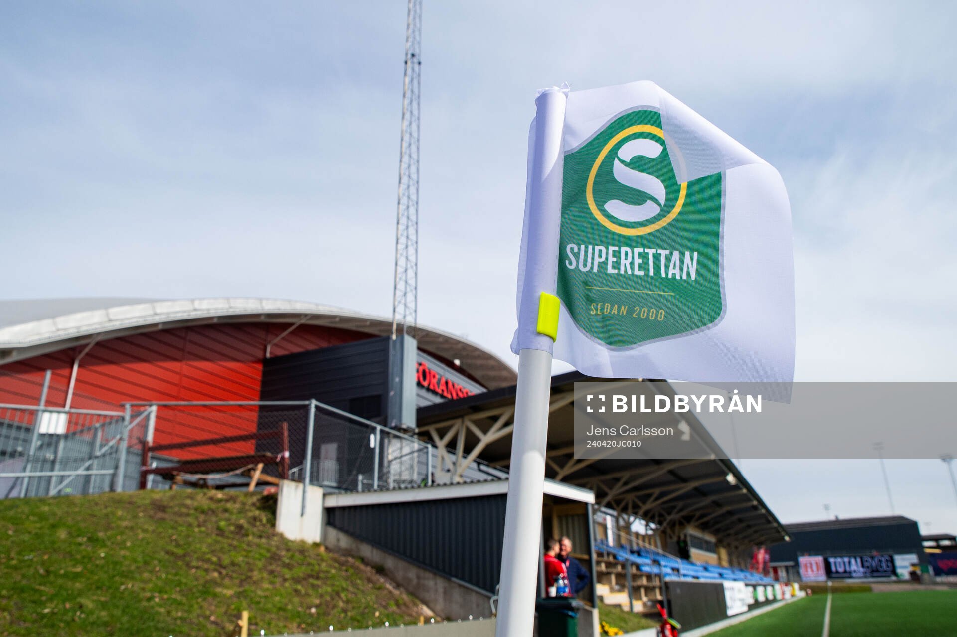 En hörnflagga med Superettans logotyp