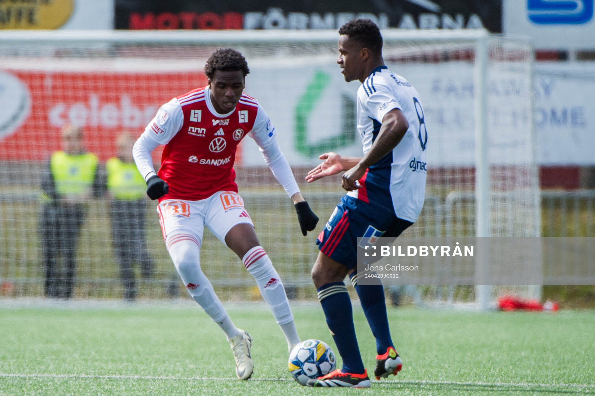 Sandvikens Calvin Kabuye och Östers Manasse Kusu