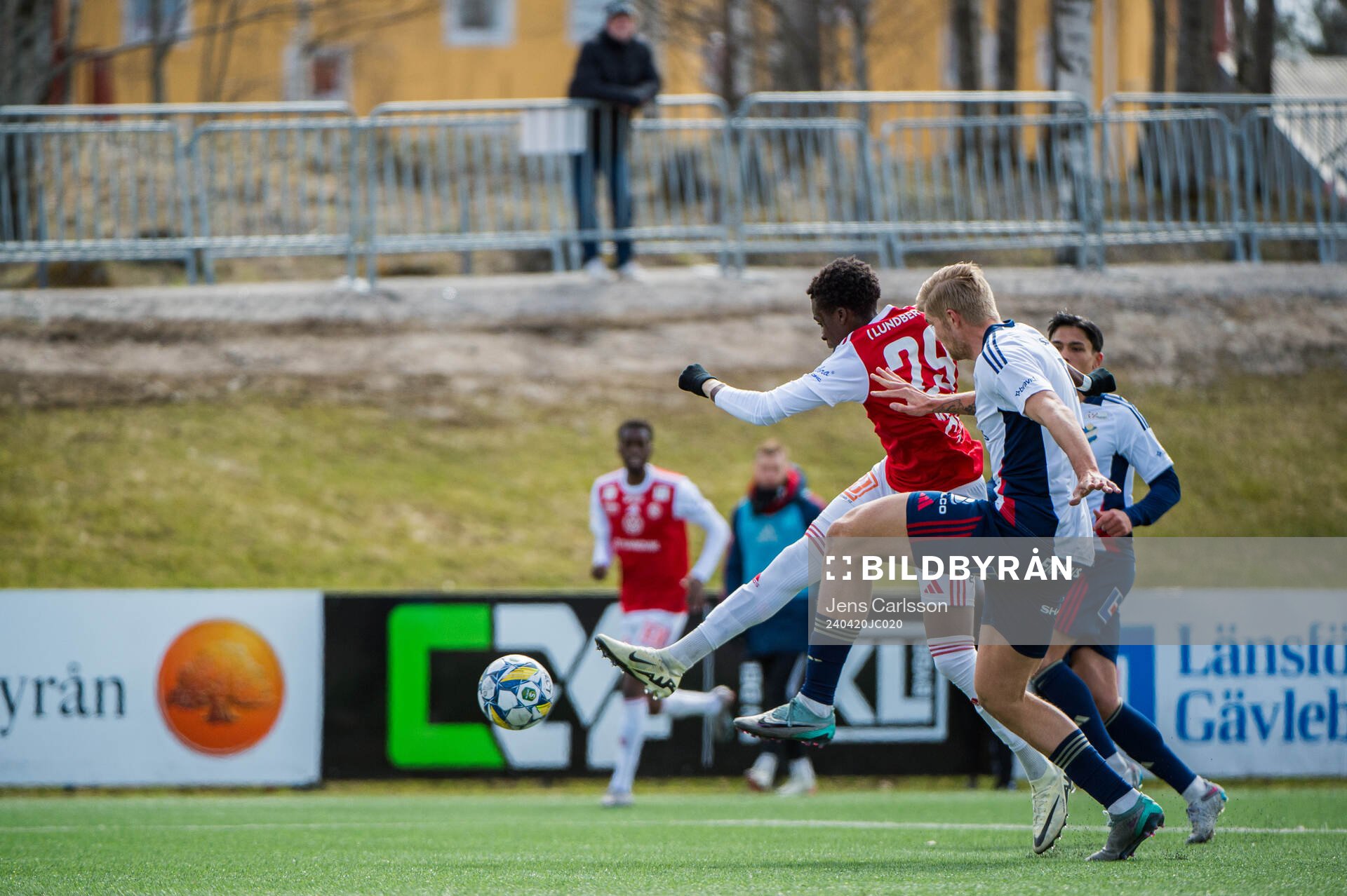 Sandvikens Calvin Kabuye och Östers Mattis Adolfsson