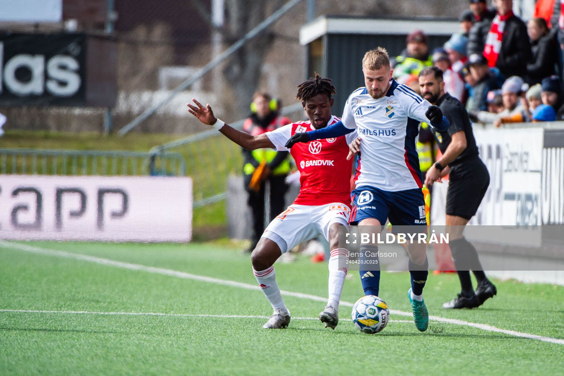 Sandvikens Mamadou Kouyate och Östers Chriss-Albin Mörfelt under fotbollsmatchen i Superettan mellan Sandviken och Öster den 20 april 2024 i Sandviken.