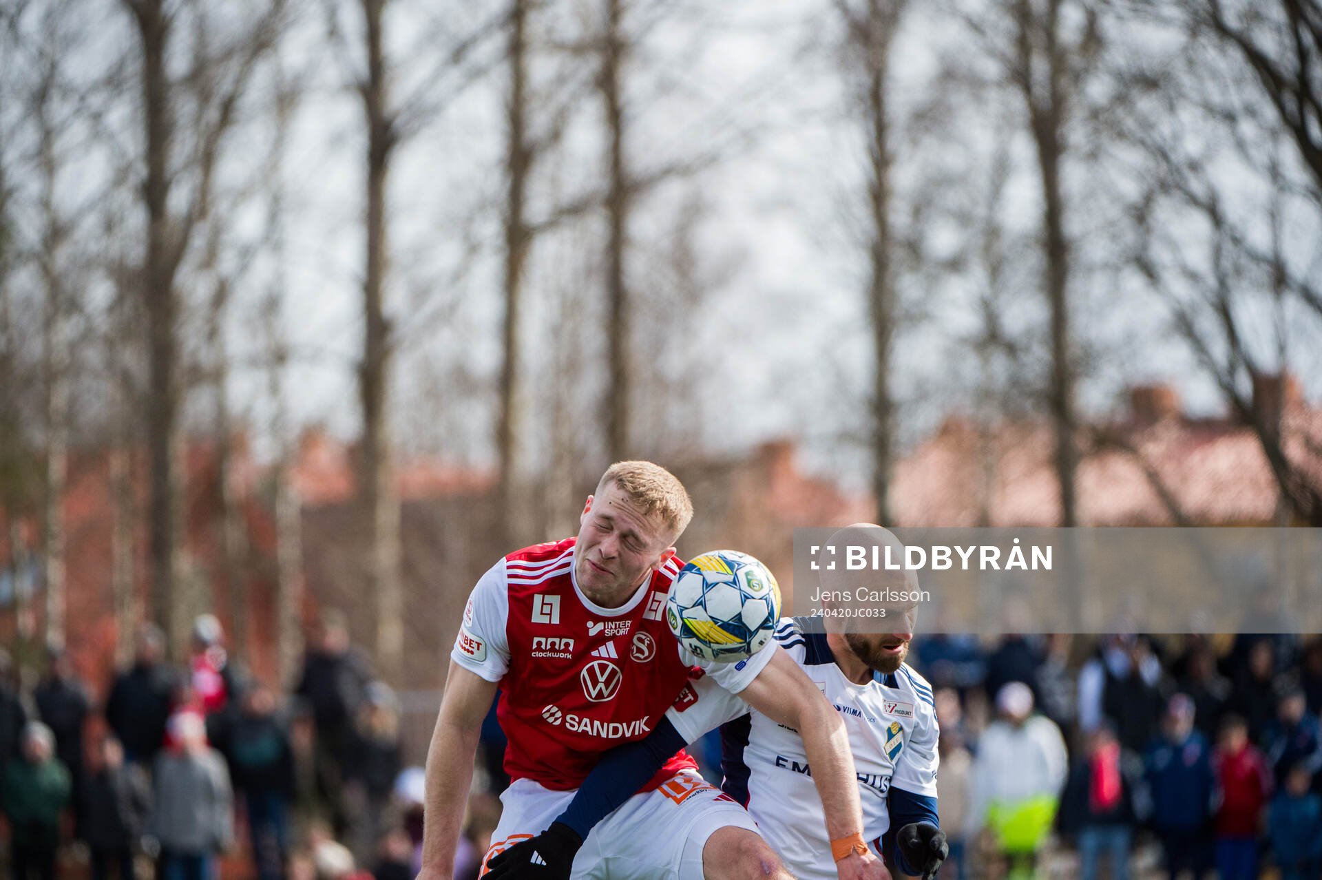 Sandvikens James Joseph Kirby och Östers Sebastian Hedlund under fotbollsmatchen i Superettan mellan Sandviken och Öster den 20 april 2024 i Sandviken.