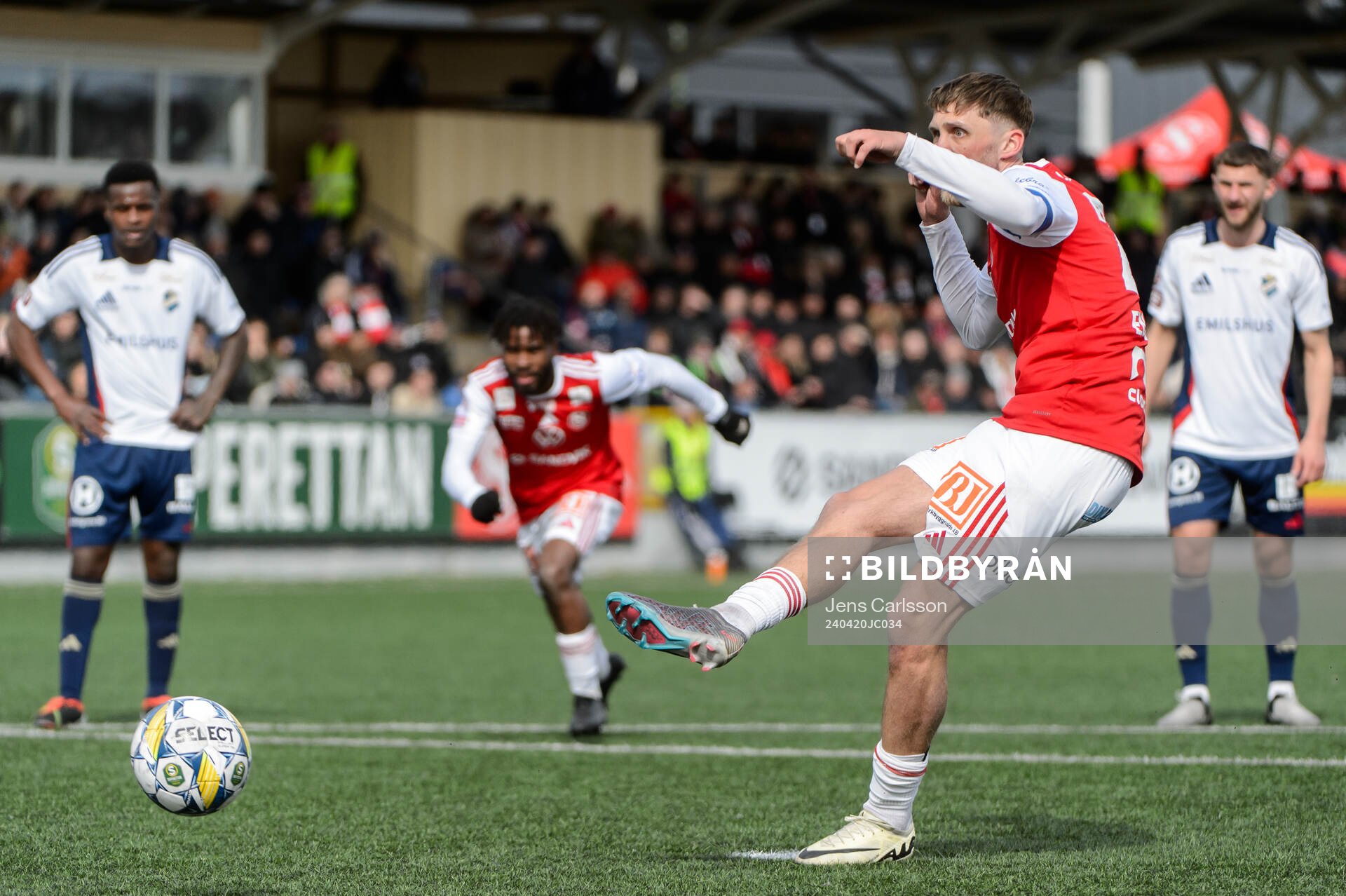 Sandvikens Emil Engqvist gör 1-0 på straffspark
