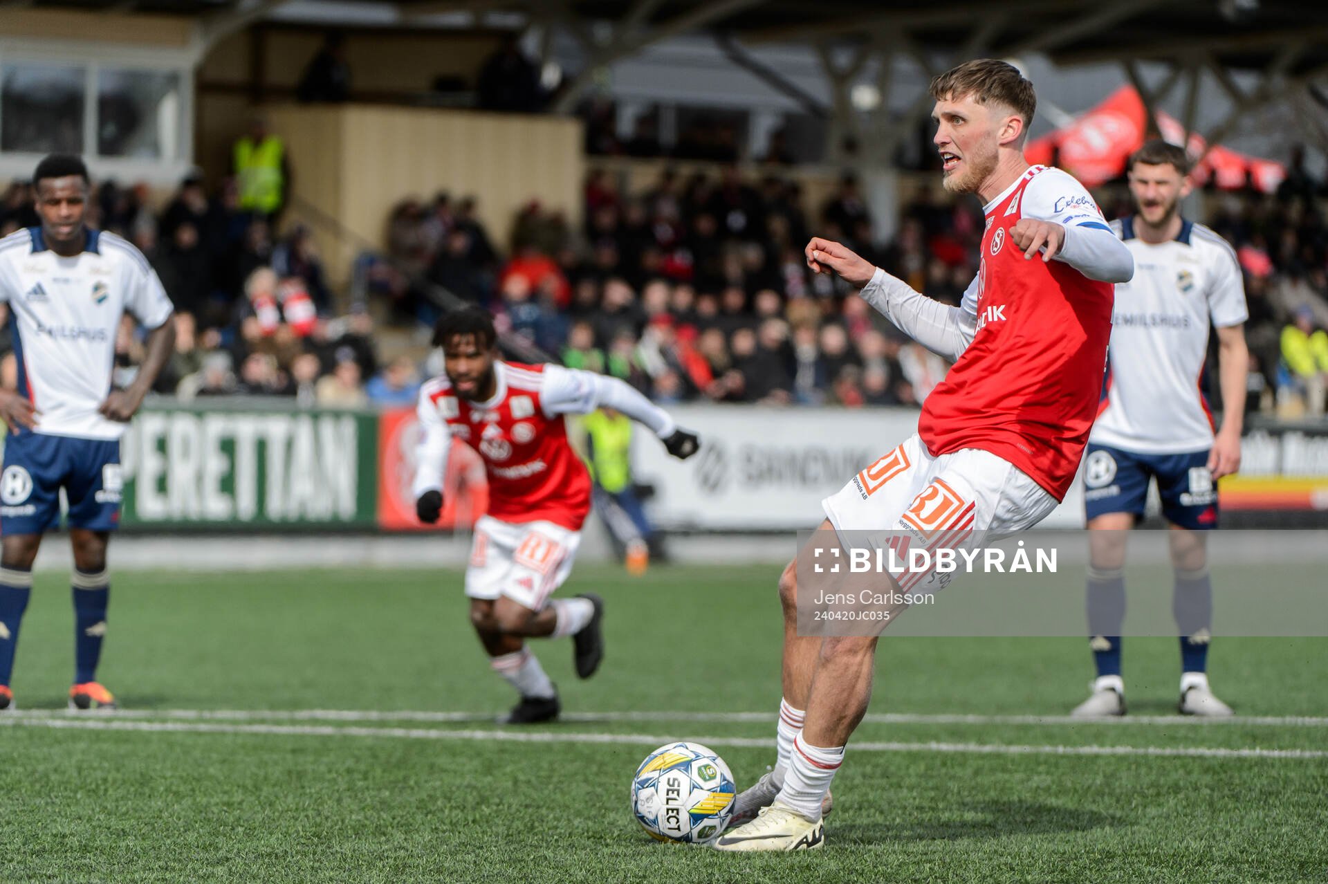 Sandvikens Emil Engqvist gör 1-0 på straffspark
