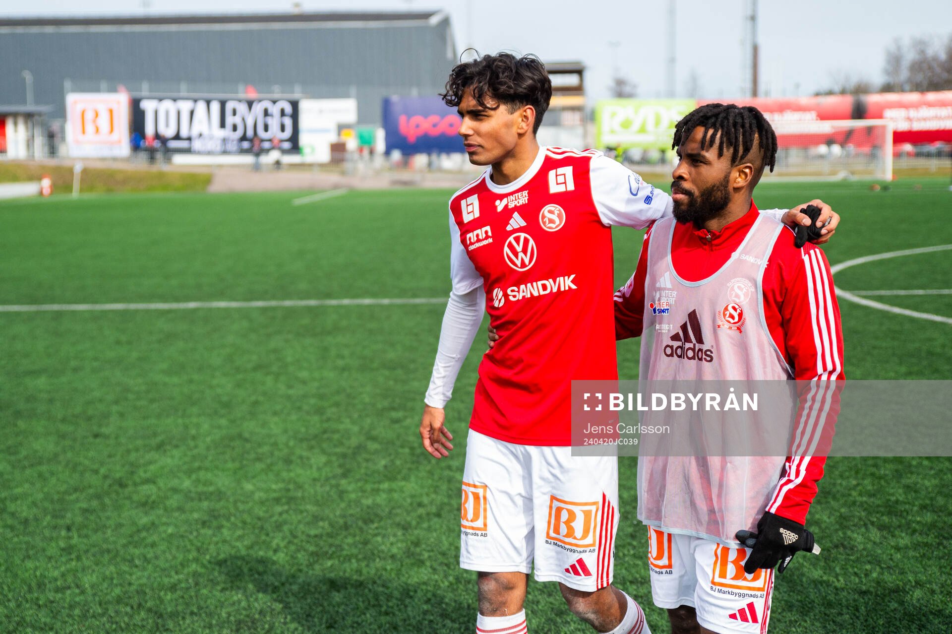 Sandvikens Jonathan Karlsson och John Junior Igbarumah