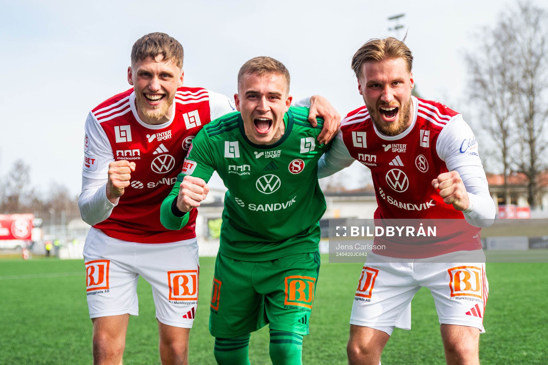Sandvikens Emil Engqvist, målvakt Felix Jakobsson och