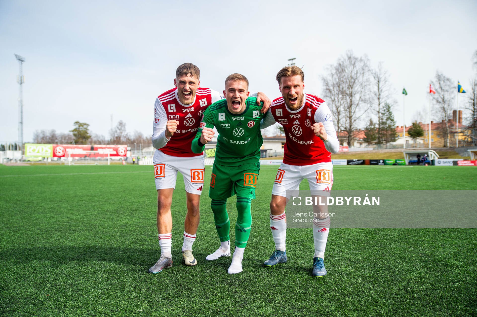 Sandvikens Emil Engqvist, målvakt Felix Jakobsson och Kasper Harletun jublar efter fotbollsmatchen i Superettan mellan Sandviken och Öster den 20 april 2024 i Sandviken.