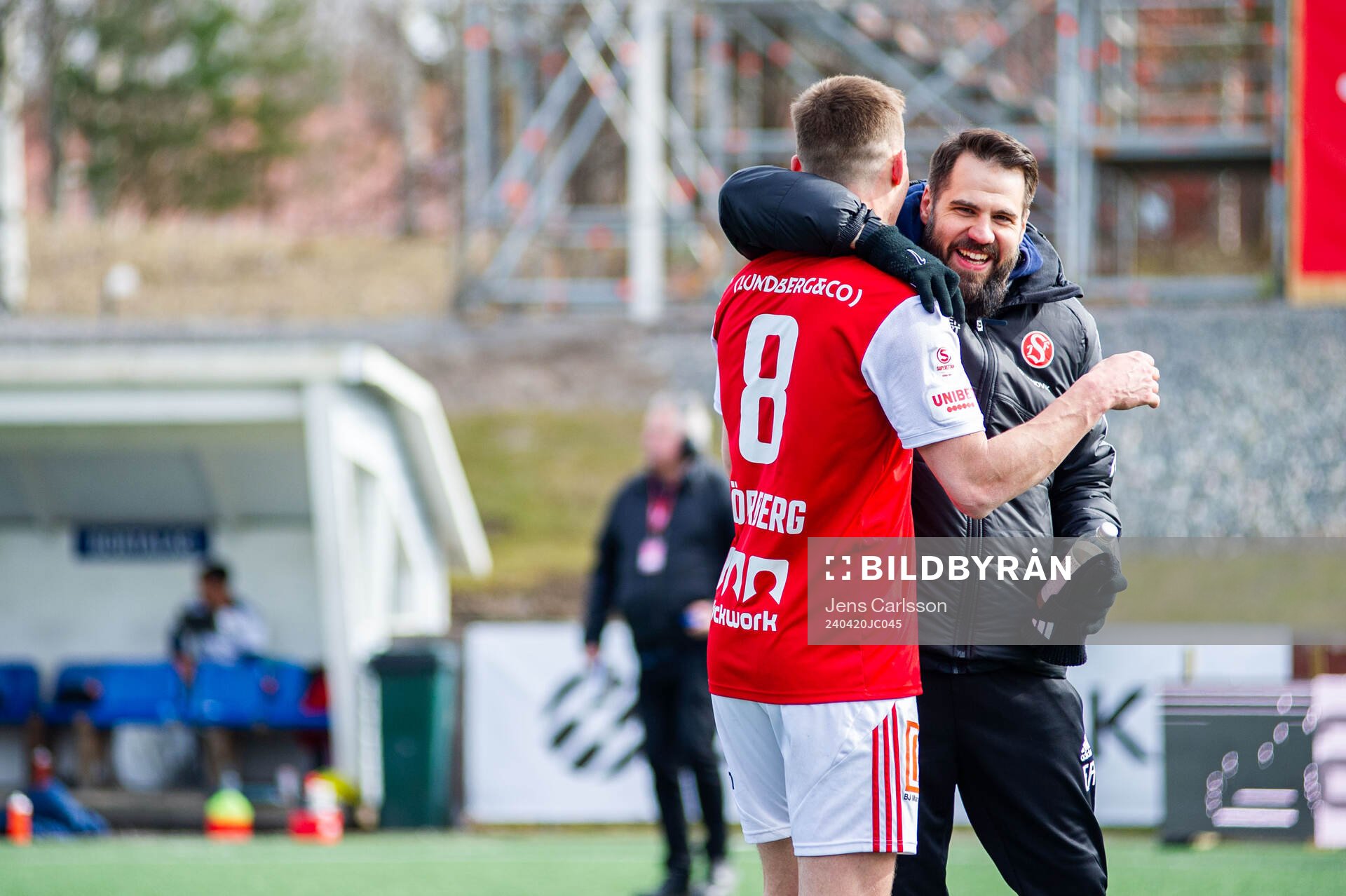 Sandvikens Daniel Söderberg och tränare Eldar Abdulic jublar efter fotbollsmatchen i Superettan mellan Sandviken och Öster den 20 april 2024 i Sandviken.