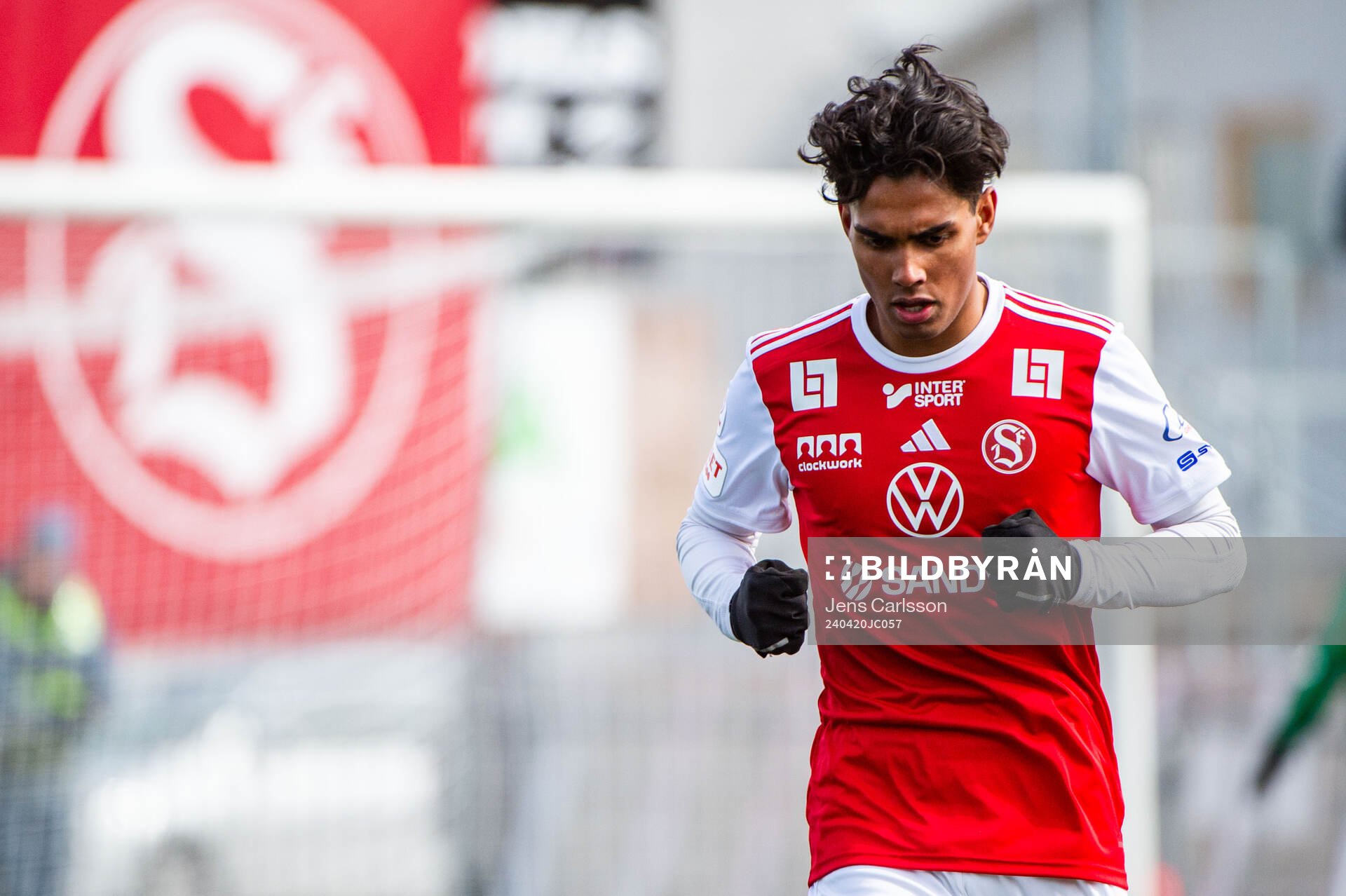 Sandvikens Jonathan Karlsson under fotbollsmatchen i Superettan mellan Sandviken och Öster den 20 april 2024 i Sandviken. 