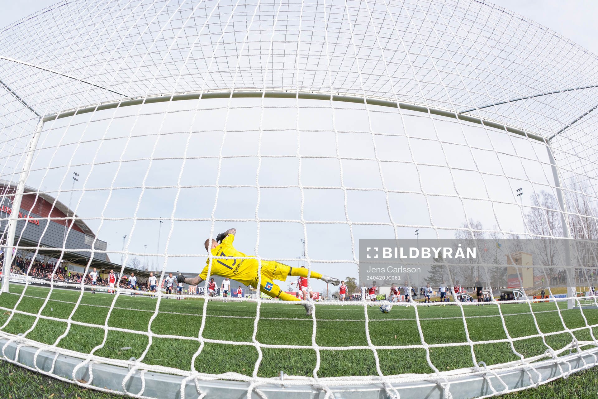 Östers målvakt Robin Wallinder släpper in 1-0 på straff