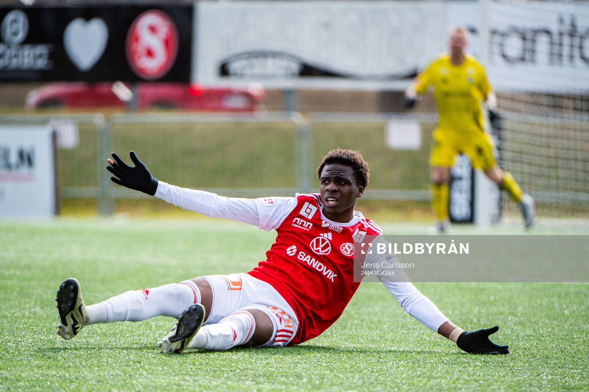 Sandvikens Calvin Kabuye reagerar
