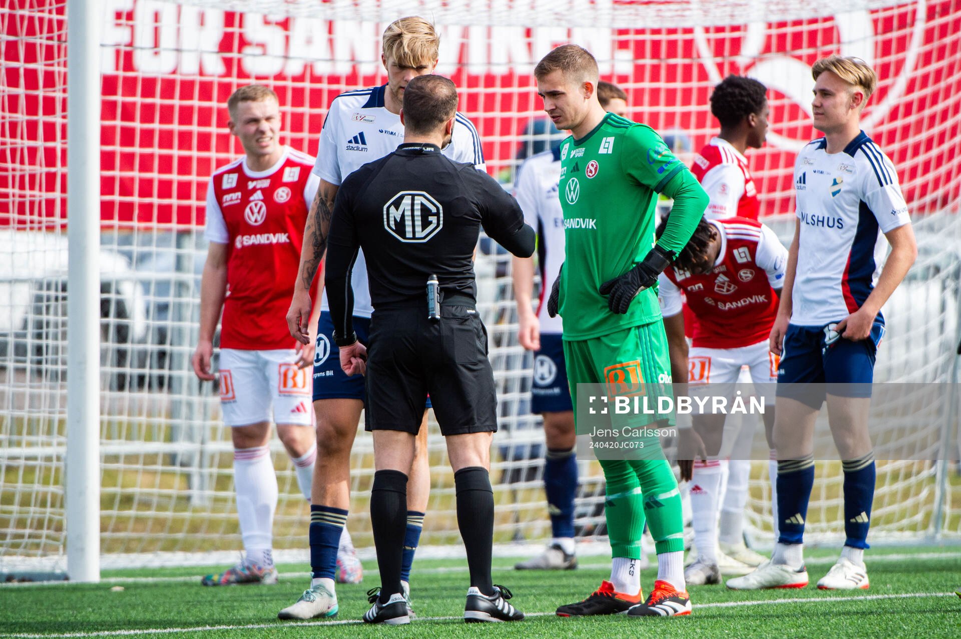 Östers Mattis Adolfsson och Sandvikens målvakt Felix