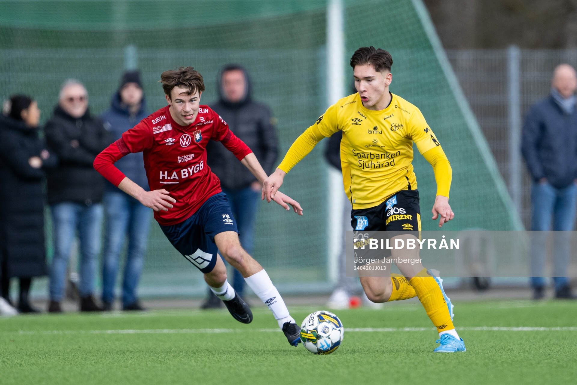 Örgrytes Calle Wiman och Elfsborgs Adnan Skreijelj under fotbollsmatchen i P16 Allsvenskan Mellersta mellan Elfsborg och Örgryte den 20 april 2024 i Borås.