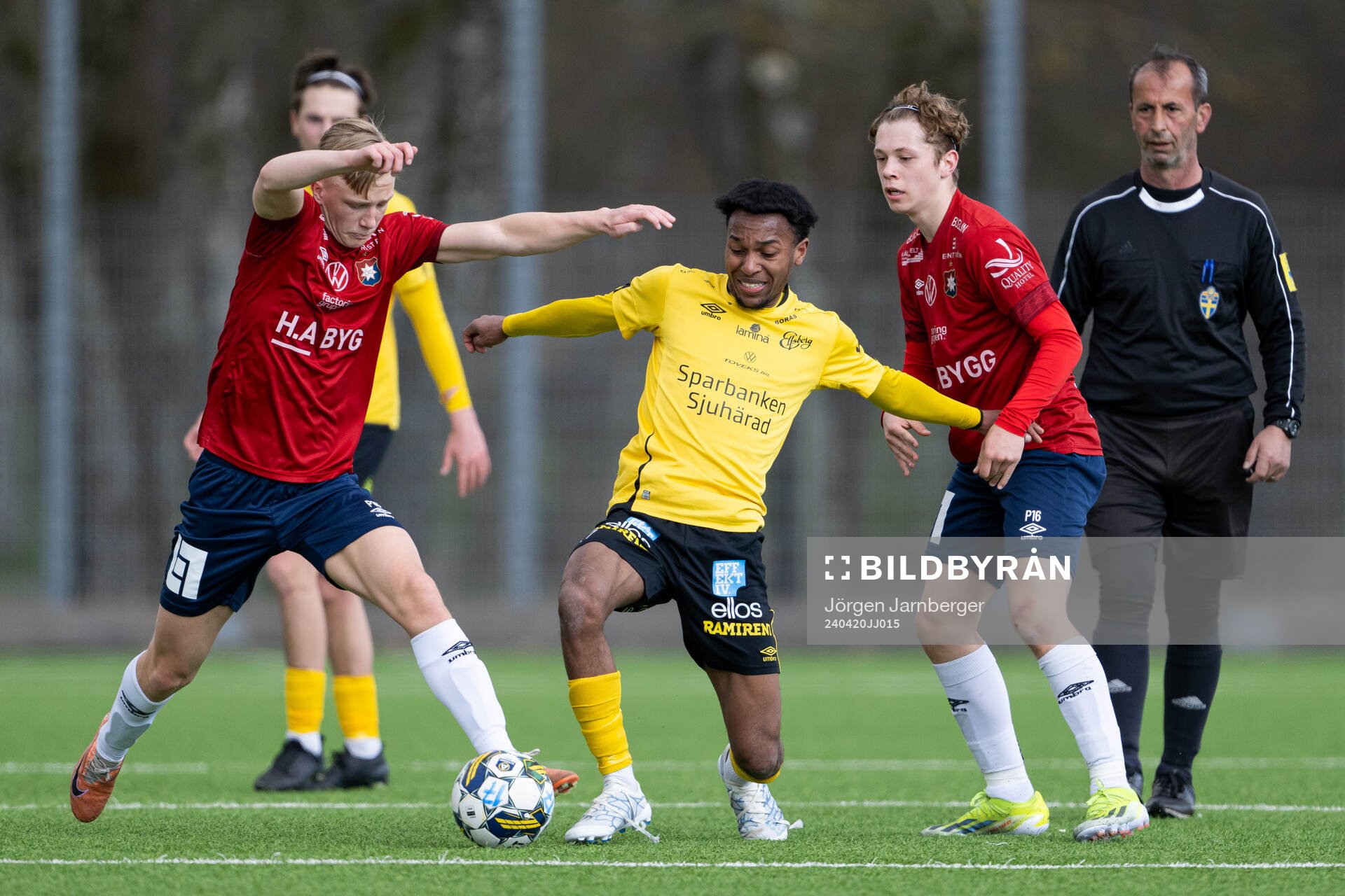 Örgrytes Oskar Lundin och Elfsborgs Mahamed Cabdala Saalim och Örgrytes Calle Wiman under fotbollsmatchen i P16 Allsvenskan Mellersta mellan Elfsborg och Örgryte den 20 april 2024 i Borås.