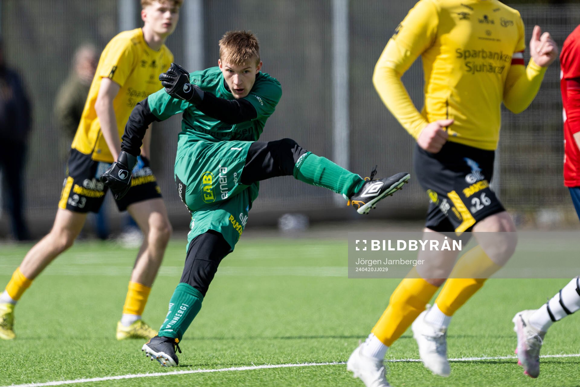 Elfsborgs målvakt James Johnson under fotbollsmatchen i P16 Allsvenskan Mellersta mellan Elfsborg och Örgryte den 20 april 2024 i Borås.