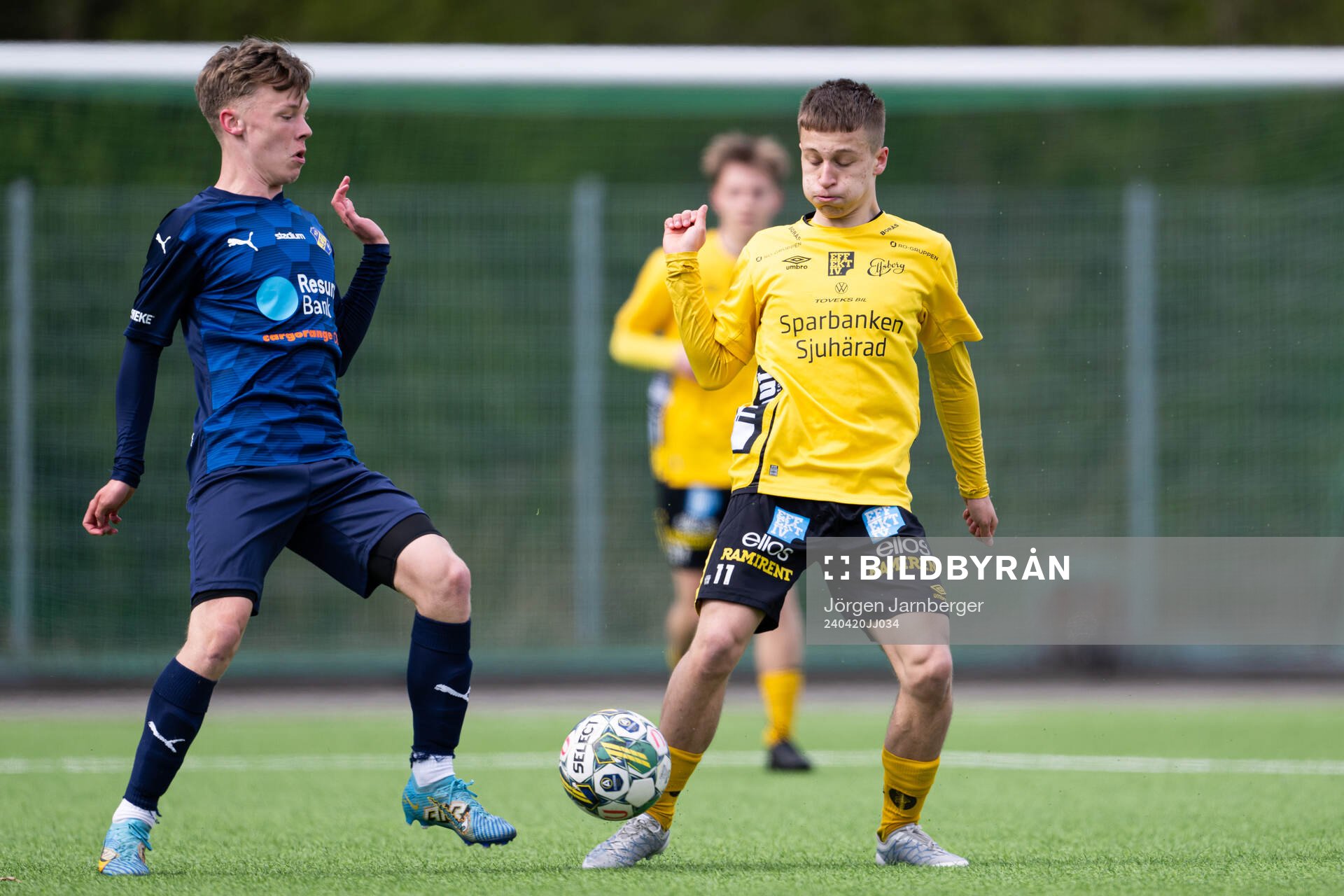 Elfsborgs Karl Ivarsson Persson och Elfsborgs Lucas Eliasson under fotbollsmatchen i P19 Superettan Södra mellan Elfsborg och Eskilsminne den 20 april 2024 i Borås.