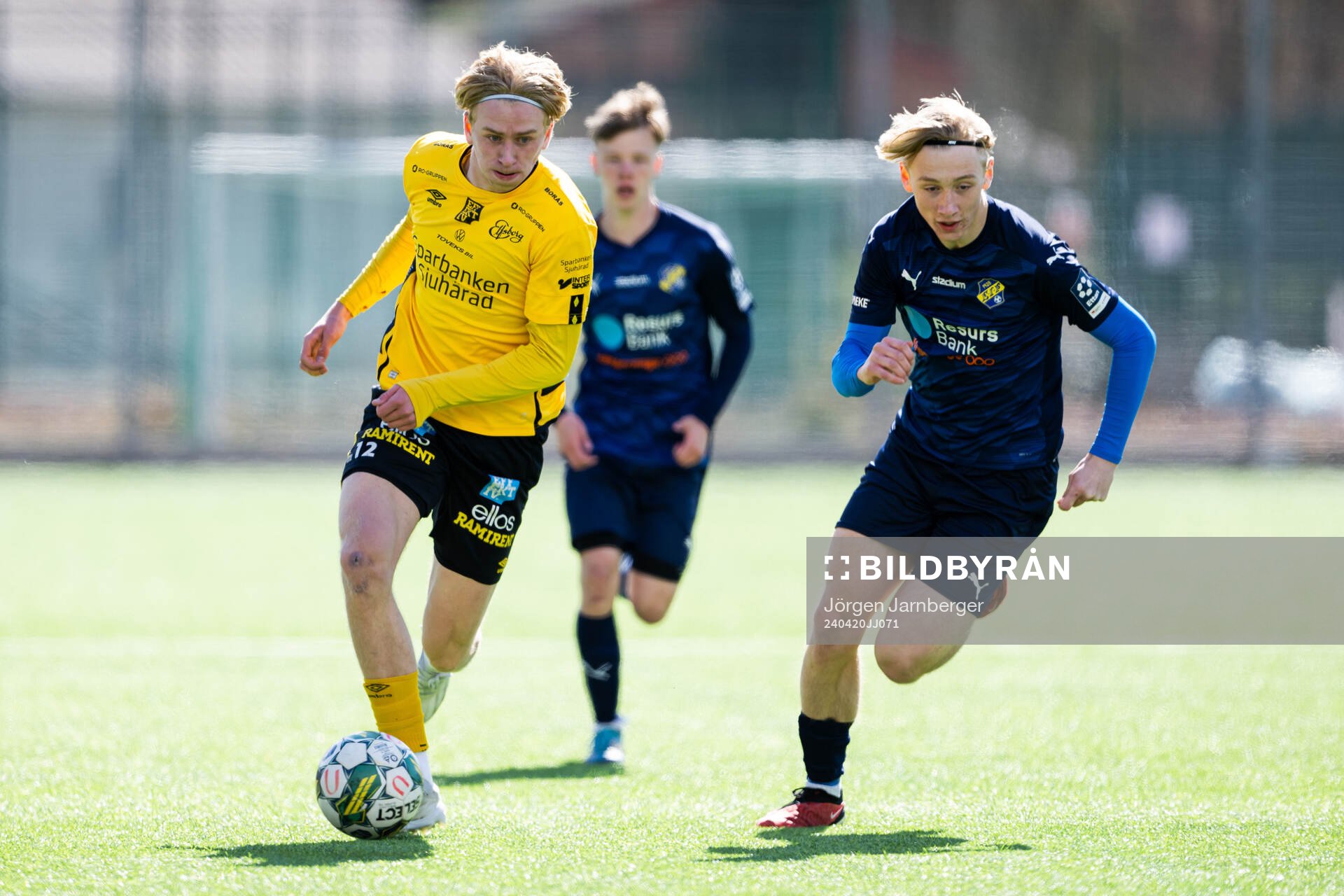 Elfsborgs Ludvig Richtner och Eskilsminnes Linus Gustafsson under fotbollsmatchen i P19 Superettan Södra mellan Elfsborg och Eskilsminne den 20 april 2024 i Borås.