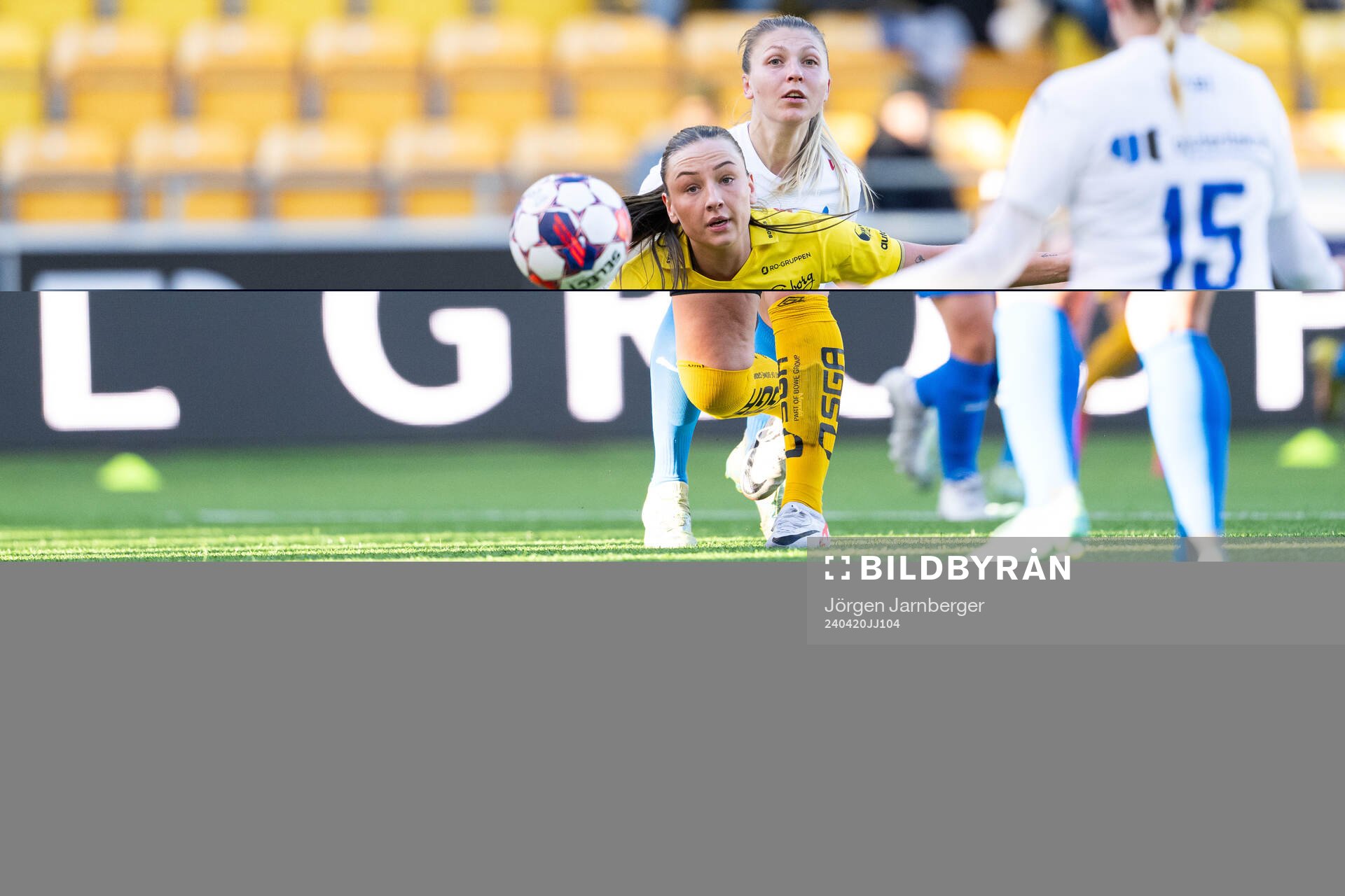 Elfsborgs Stina Jensen och Värnamos Julia Weidenmark under fotbollsmatchen i Division 1 Mellersta mellan Elfsborg och Värnamo den 20 april 2024 i Borås.