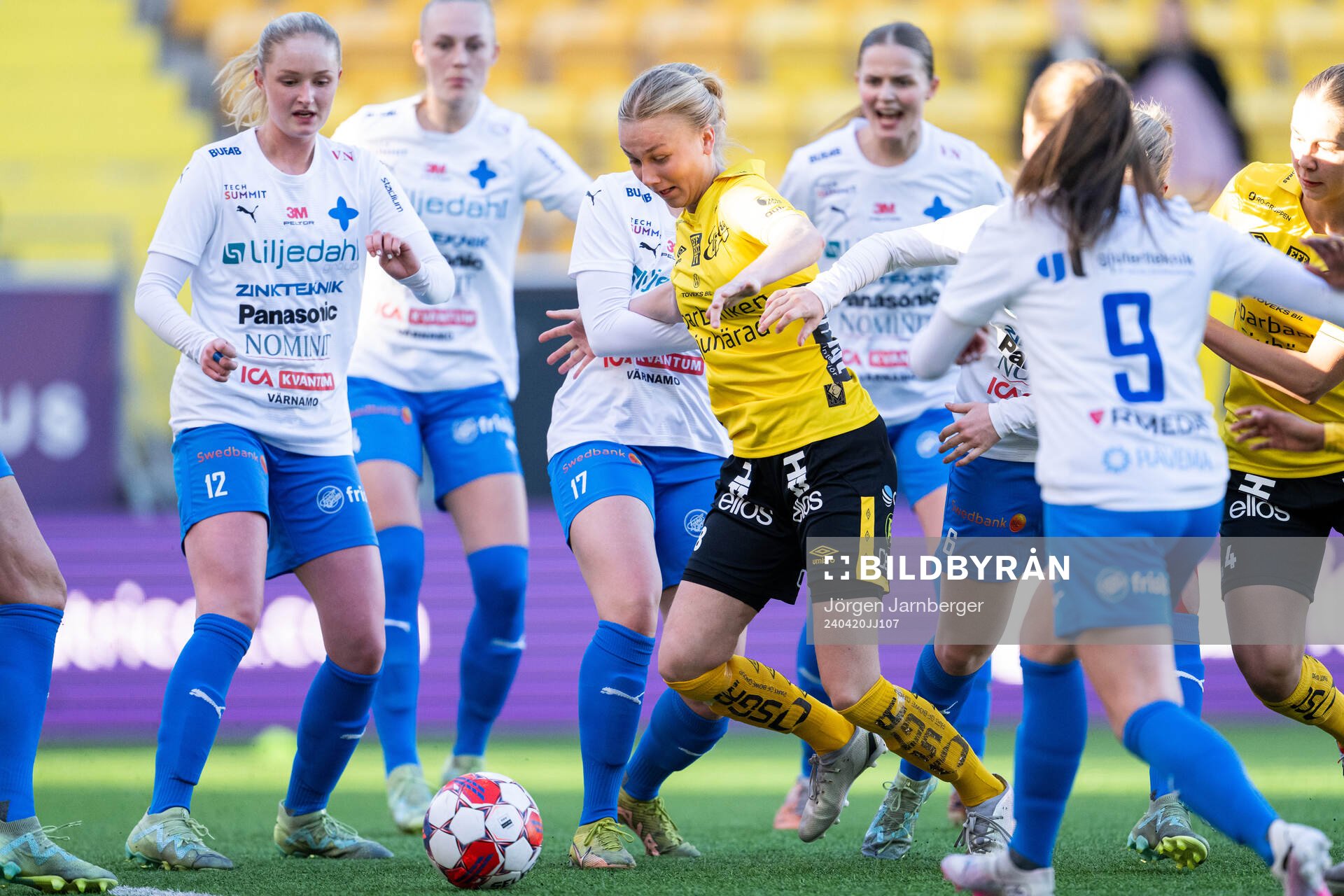Elfsborgs Linn Sångberg i kamp med Värnamo spelare under fotbollsmatchen i Division 1 Mellersta mellan Elfsborg och Värnamo den 20 april 2024 i Borås.