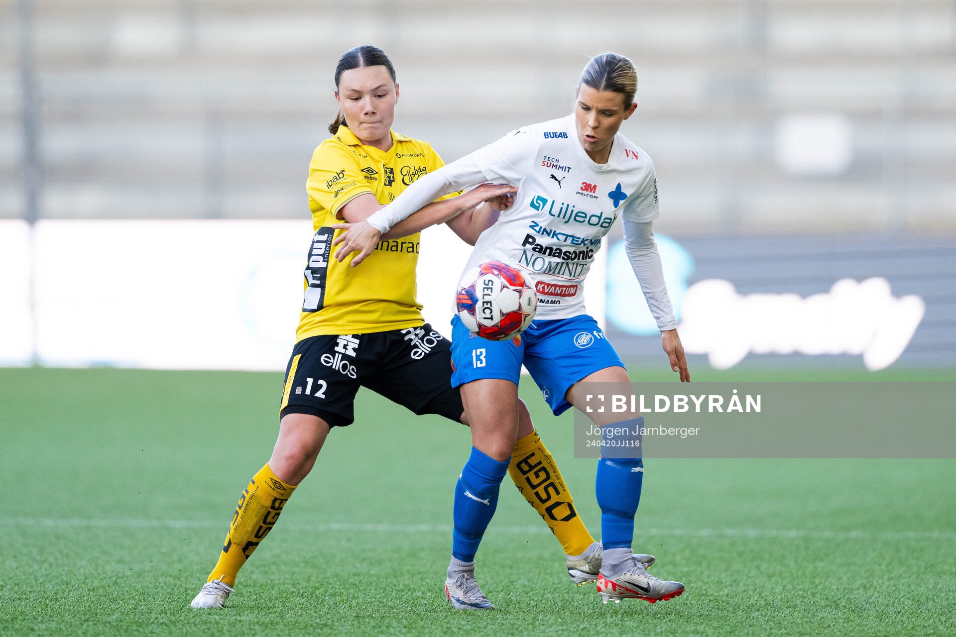 Elfsborgs Hedvig Petersson och Värnamos Mimmi Strömberg under fotbollsmatchen i Division 1 Mellersta mellan Elfsborg och Värnamo den 20 april 2024 i Borås.