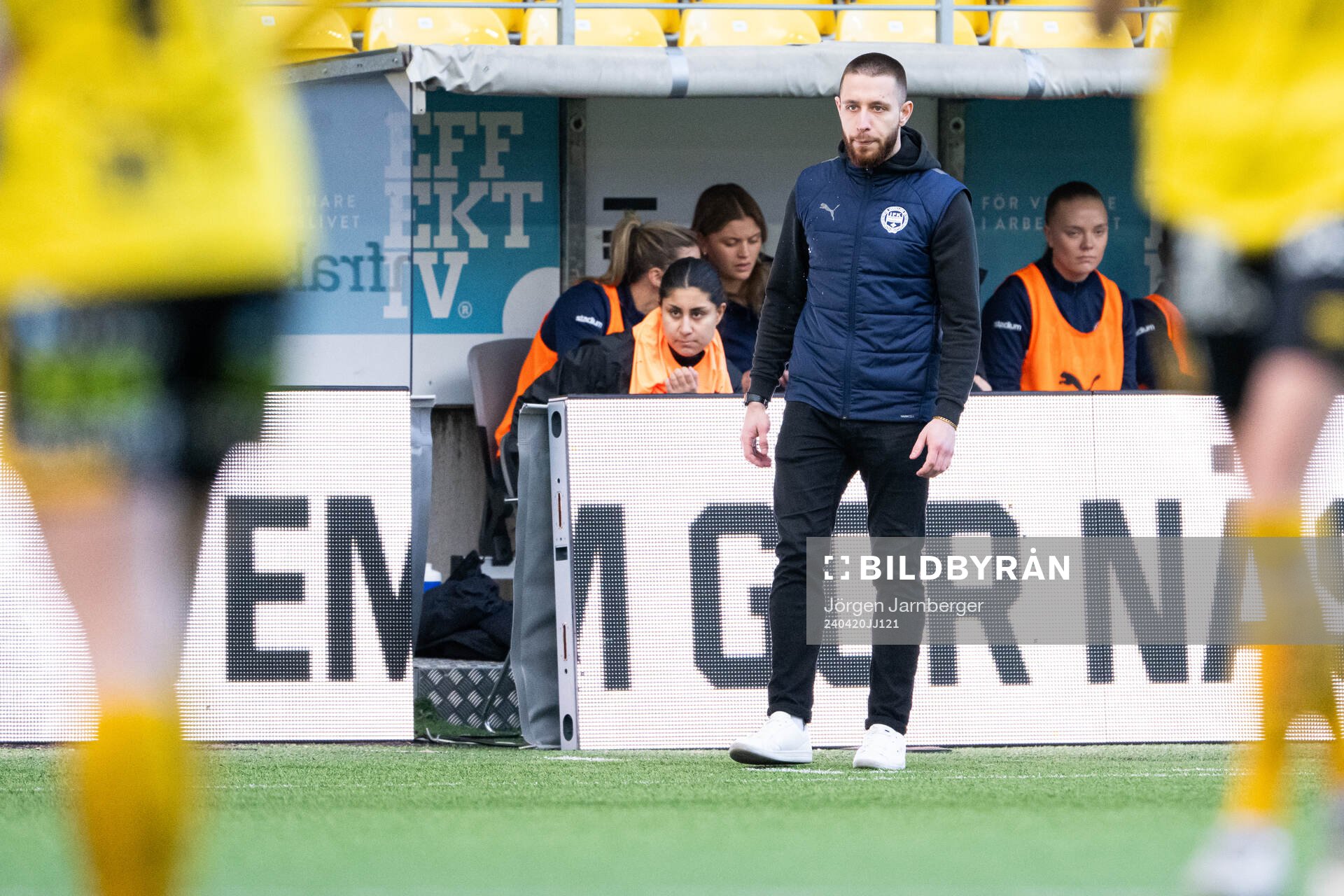 Värnamos tränare Nicholas Plikas under fotbollsmatchen i Division 1 Mellersta mellan Elfsborg och Värnamo den 20 april 2024 i Borås. 