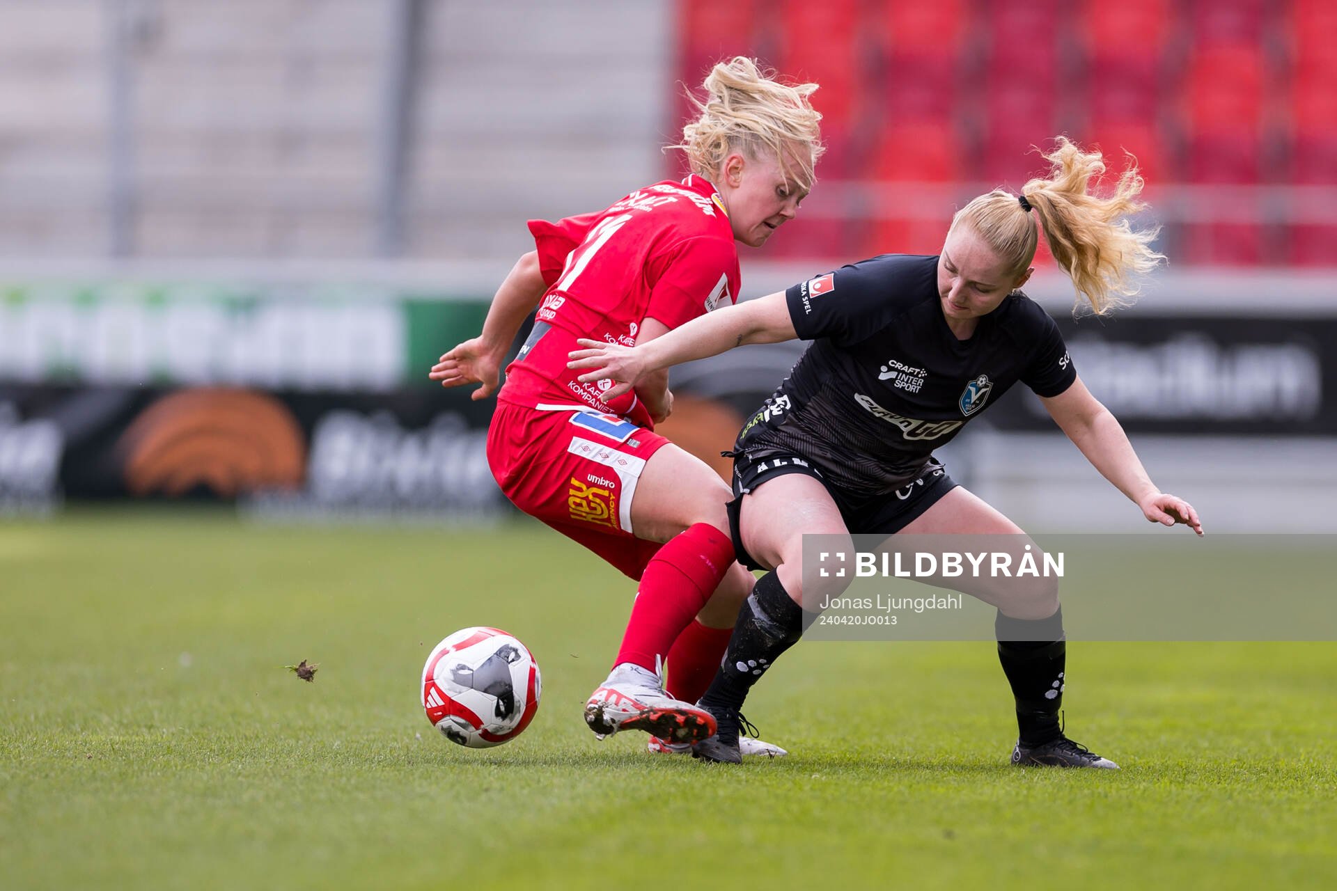 KIF Örebros Molly Johansson och Växjö DFFs Sophia Redenstrand under fotbollsmatchen i Damallsvenskan mellan Växjö DFF och KIF Örebro den 20 april 2024 i Växjö.