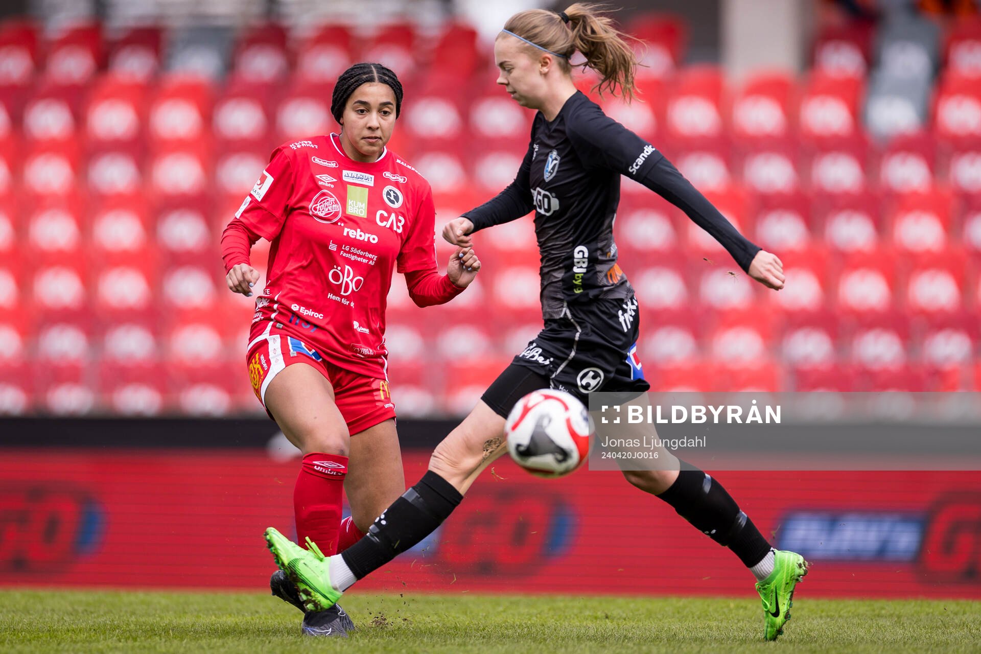 KIF Örebros Ashley Michelle Barron och Växjö DFFs Elin