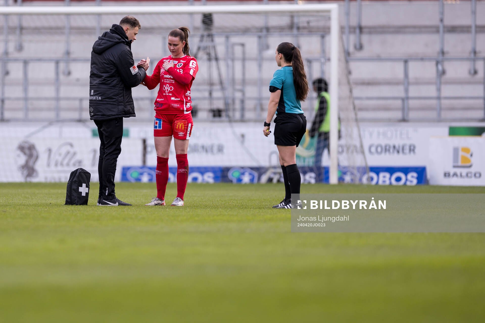 KIF Örebros Katla Maria Thordardottir lämnar planen