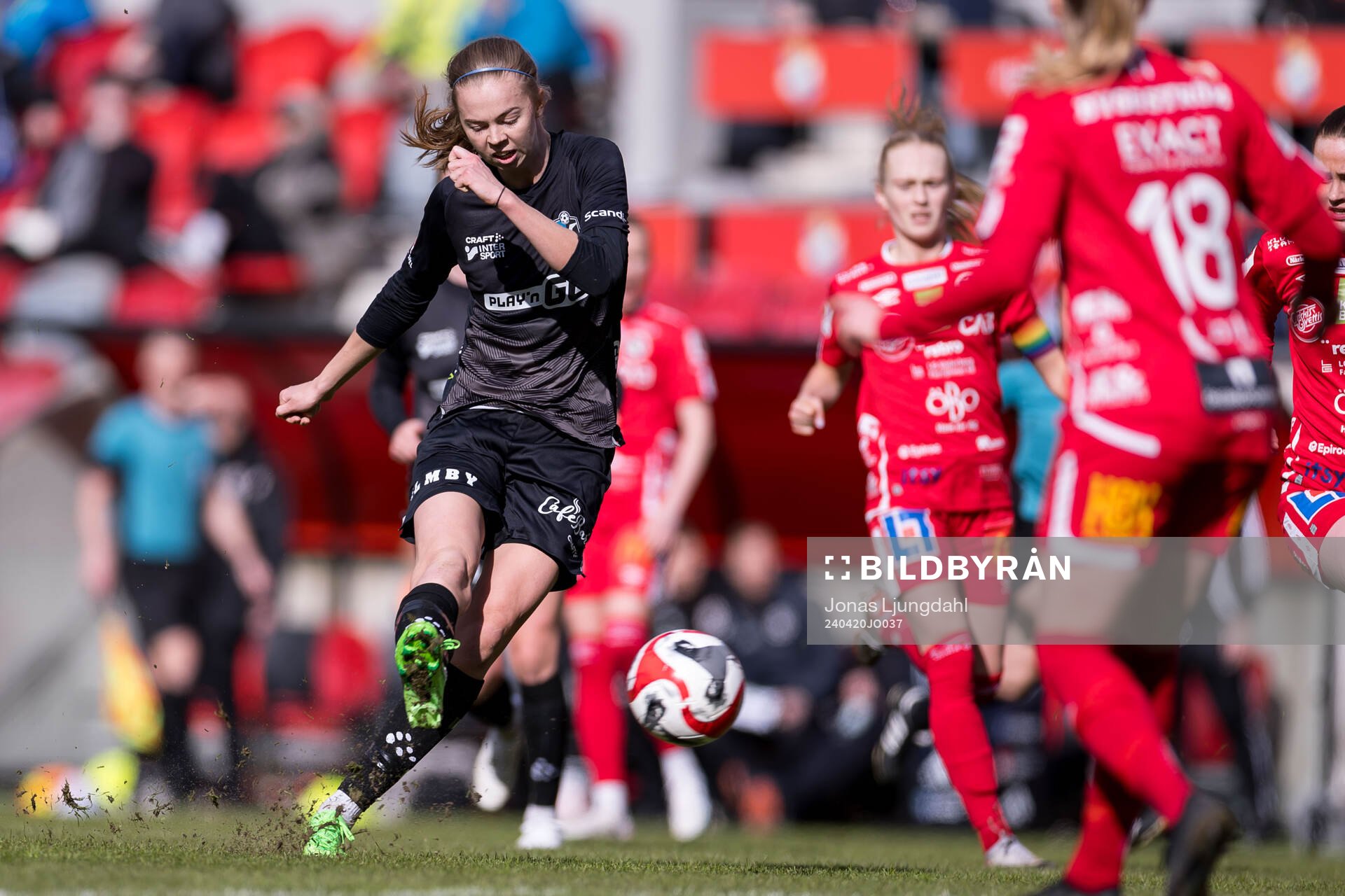Växjö DFFs Elin Nilsson under fotbollsmatchen i Damallsvenskan mellan Växjö DFF och KIF Örebro den 20 april 2024 i Växjö. 