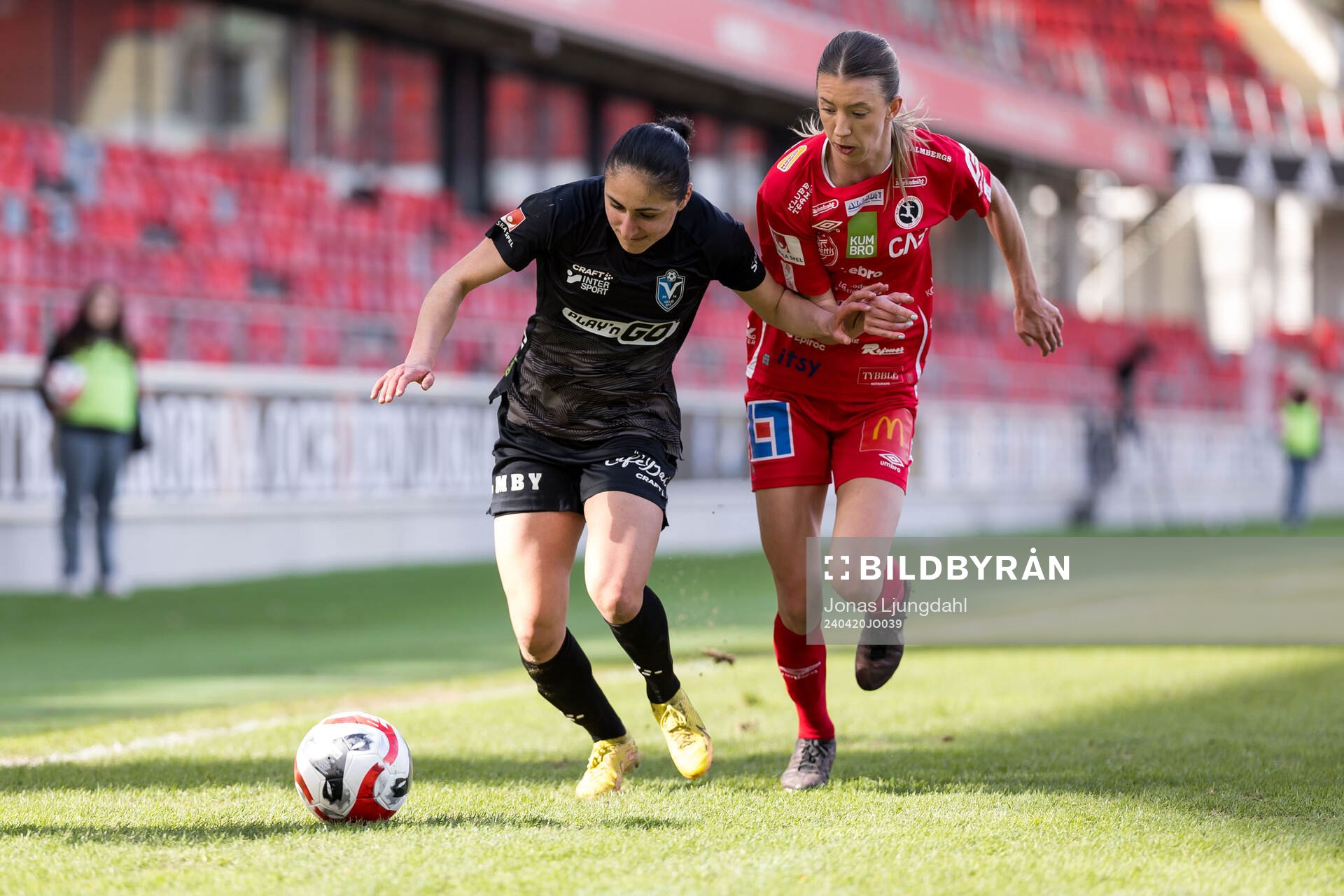 Växjö DFFs Nesrin Akgun och KIF Örebros Wilma Öhman