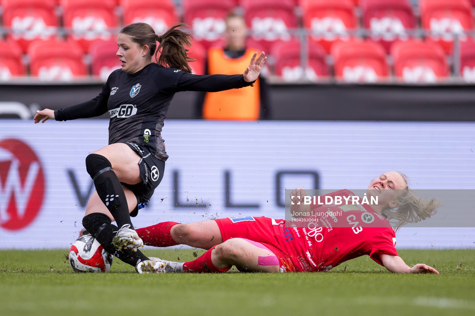 Växjö DFFs Emma Holmqvist och KIF Örebros Molly Johansson under fotbollsmatchen i Damallsvenskan mellan Växjö DFF och KIF Örebro den 20 april 2024 i Växjö.