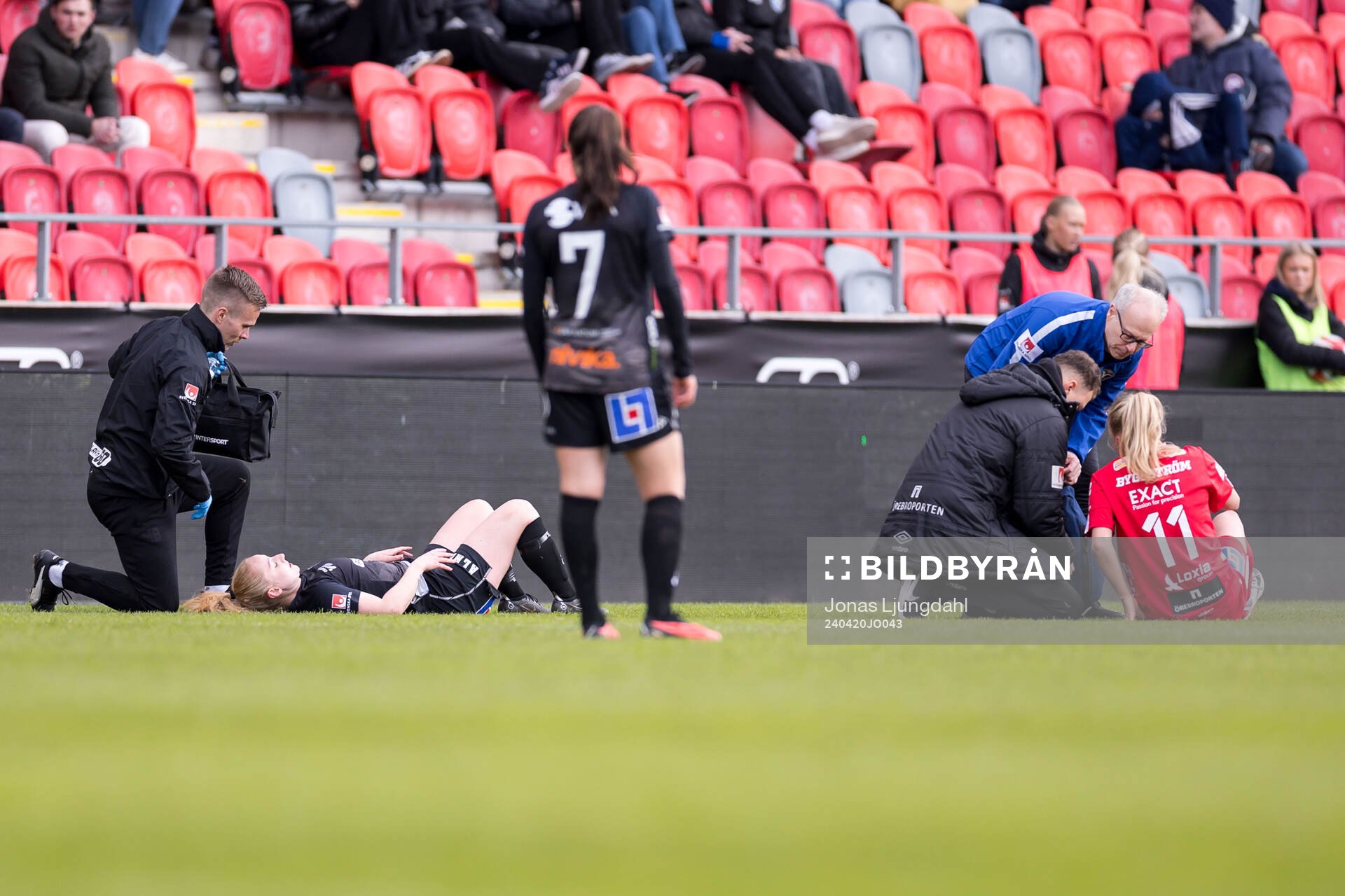 Växjö DFFs Sophia Redenstrand och KIF Örebros Molly Johansson under en krock under fotbollsmatchen i Damallsvenskan mellan Växjö DFF och KIF Örebro den 20 april 2024 i Växjö.