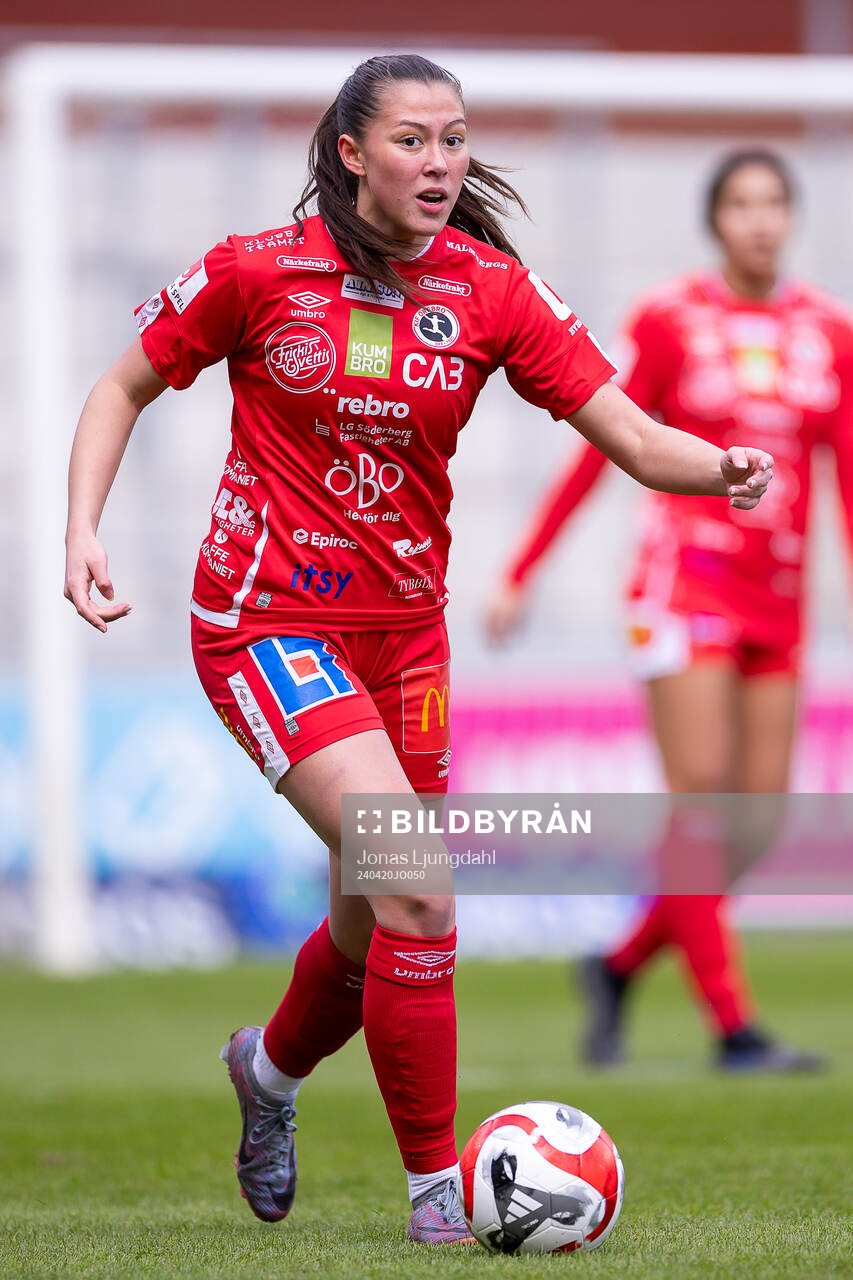 KIF Örebros Áslaug Dora Sigurbjörnsdottir under fotbollsmatchen i Damallsvenskan mellan Växjö DFF och KIF Örebro den 20 april 2024 i Växjö.