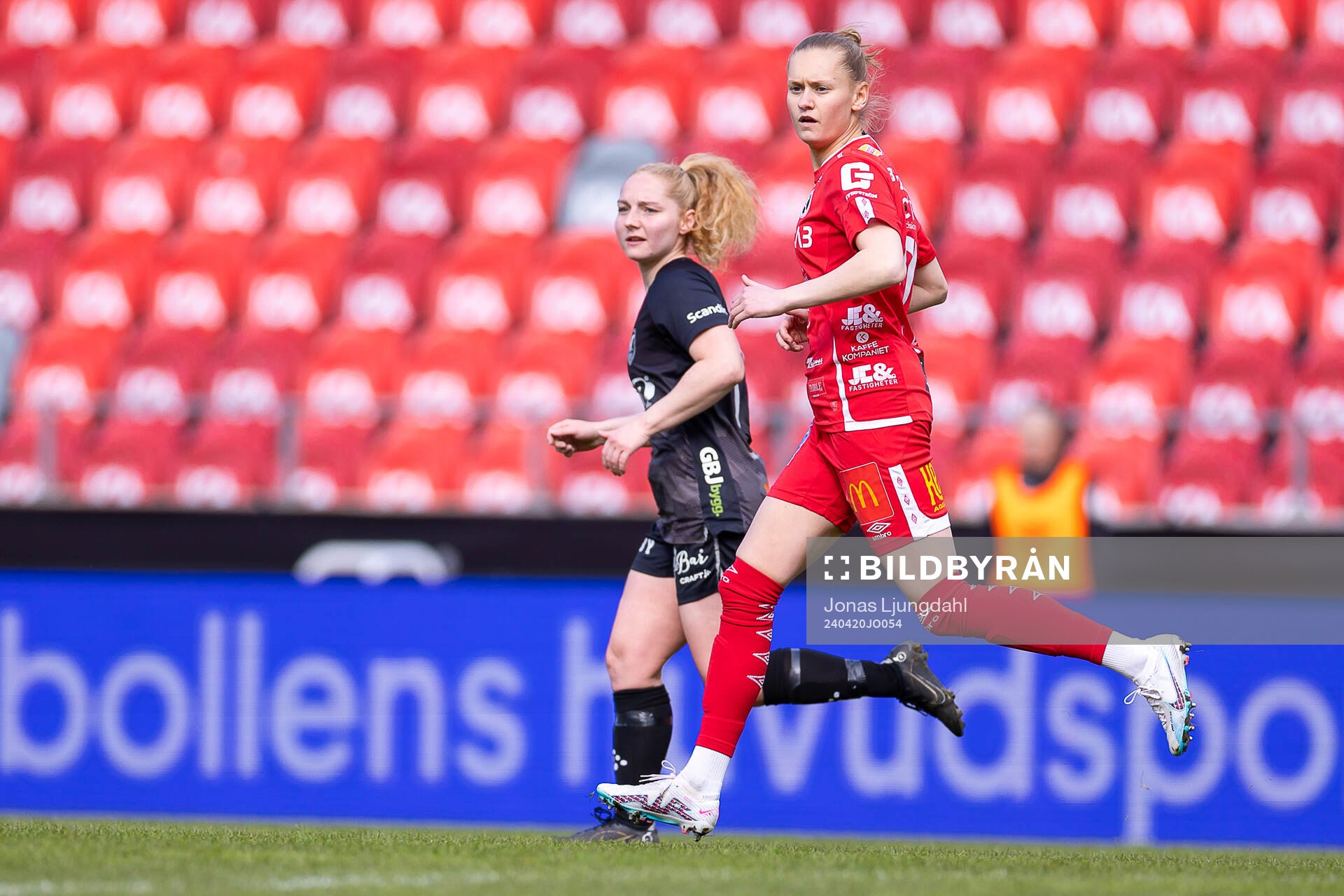 Växjö DFFs Victoria Svanström och KIF Örebros Nora